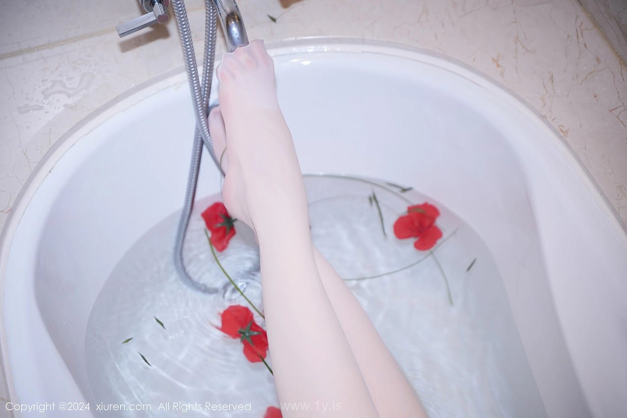 XIUREN(秀人网) No.8162 Delicate & Mesmerizing Asian Girl 梦灵儿Mini