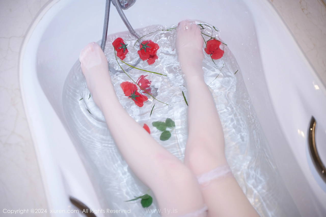 XIUREN(秀人网) No.8162 Delicate & Mesmerizing Asian Girl 梦灵儿Mini