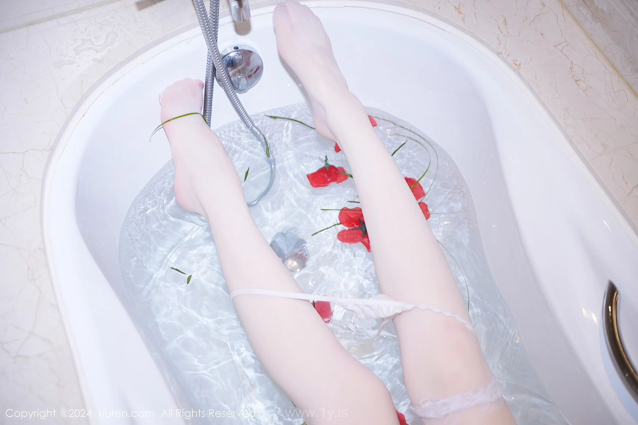 XIUREN(秀人网) No.8162 Delicate & Mesmerizing Asian Girl 梦灵儿Mini