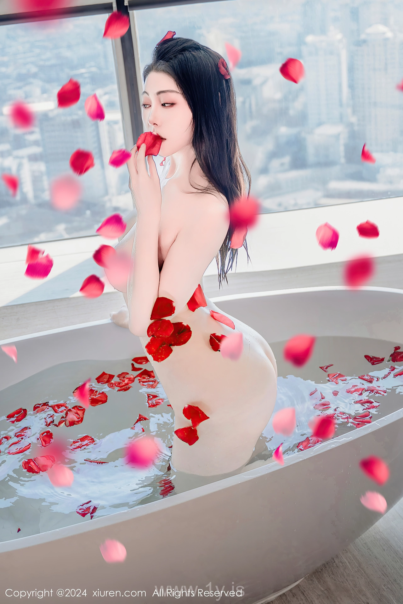 XIUREN(秀人网) No.8175 Appealing & Lovely Asian Enchantress 瑜伽喵