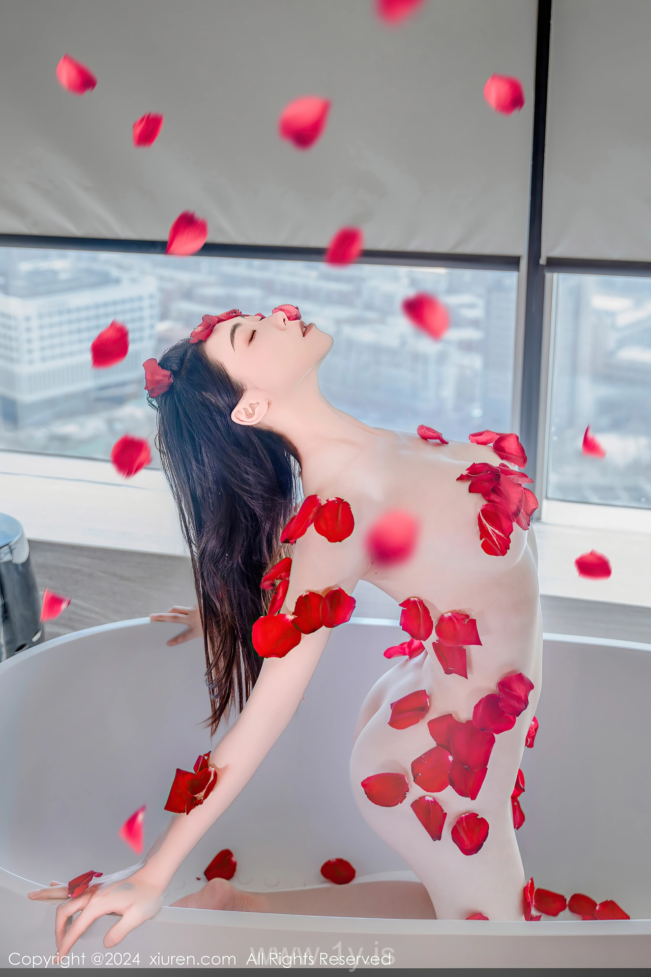 XIUREN(秀人网) No.8175 Appealing & Lovely Asian Enchantress 瑜伽喵