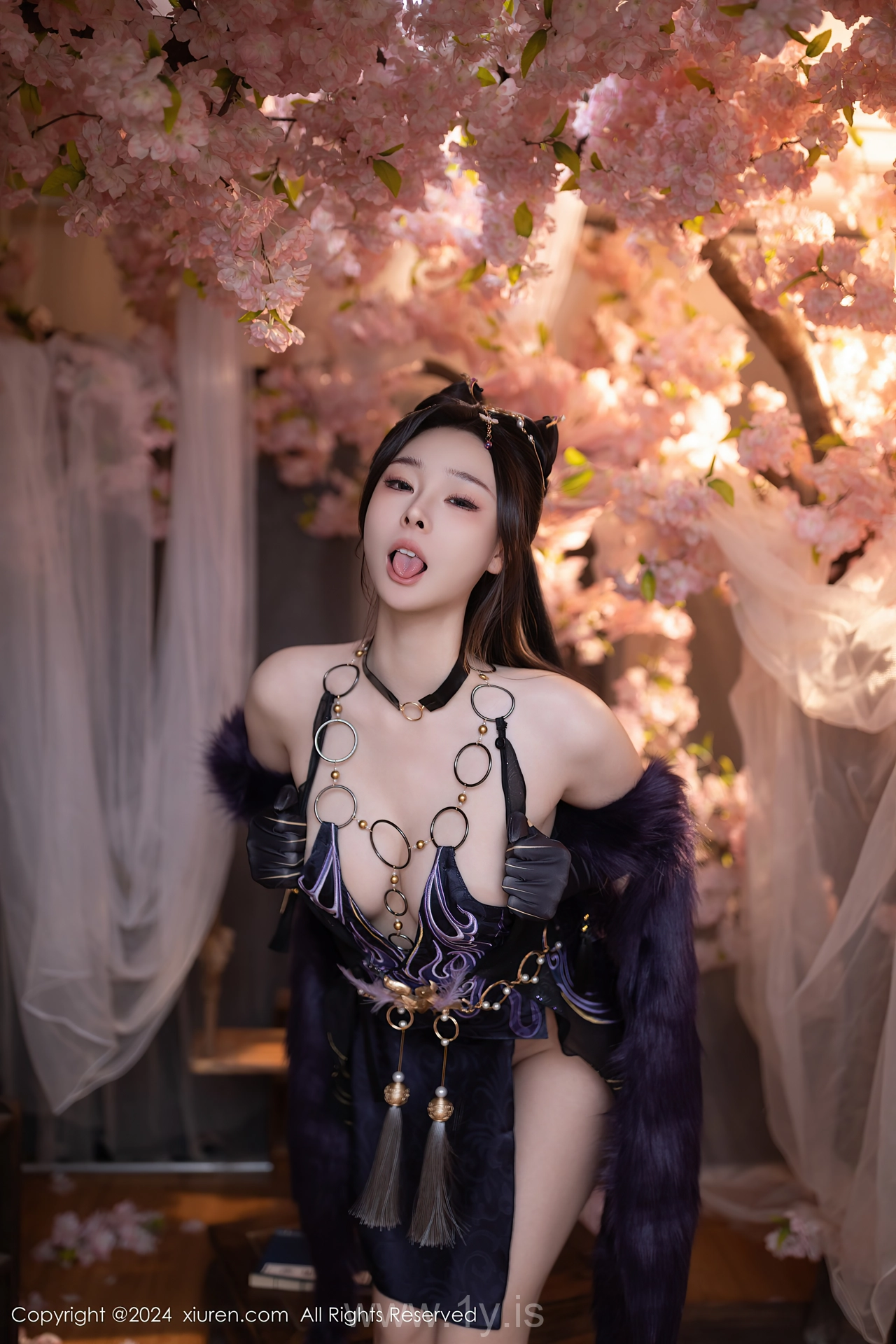 XIUREN(秀人网) No.8232 Radiant Chinese Beauty Queen 小逗逗