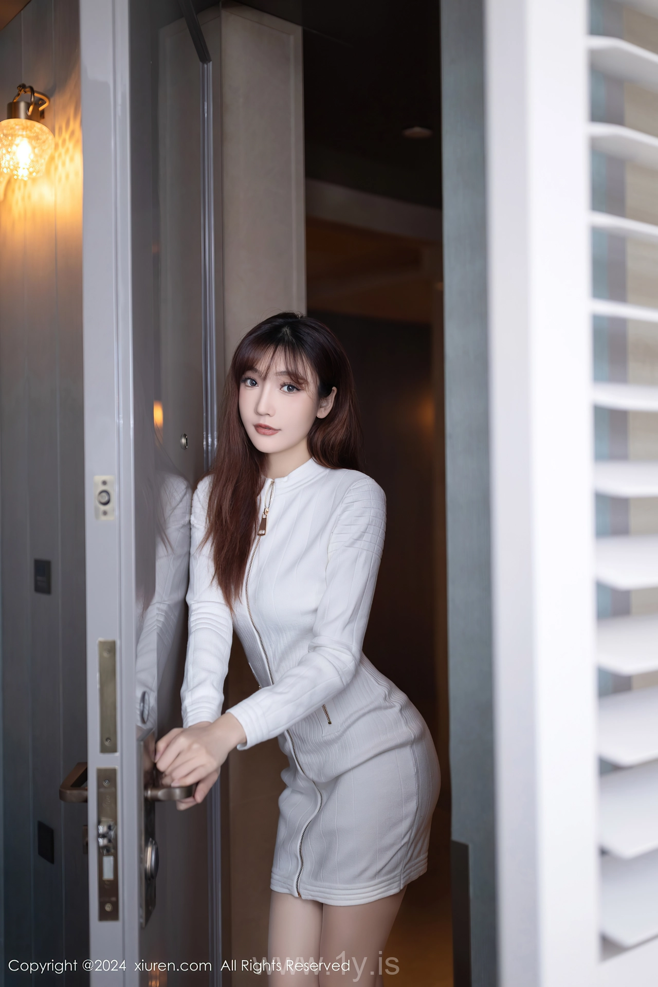 XIUREN(秀人网) No.8233 Sophisticated & Quiet Asian Temptress 陆萱萱