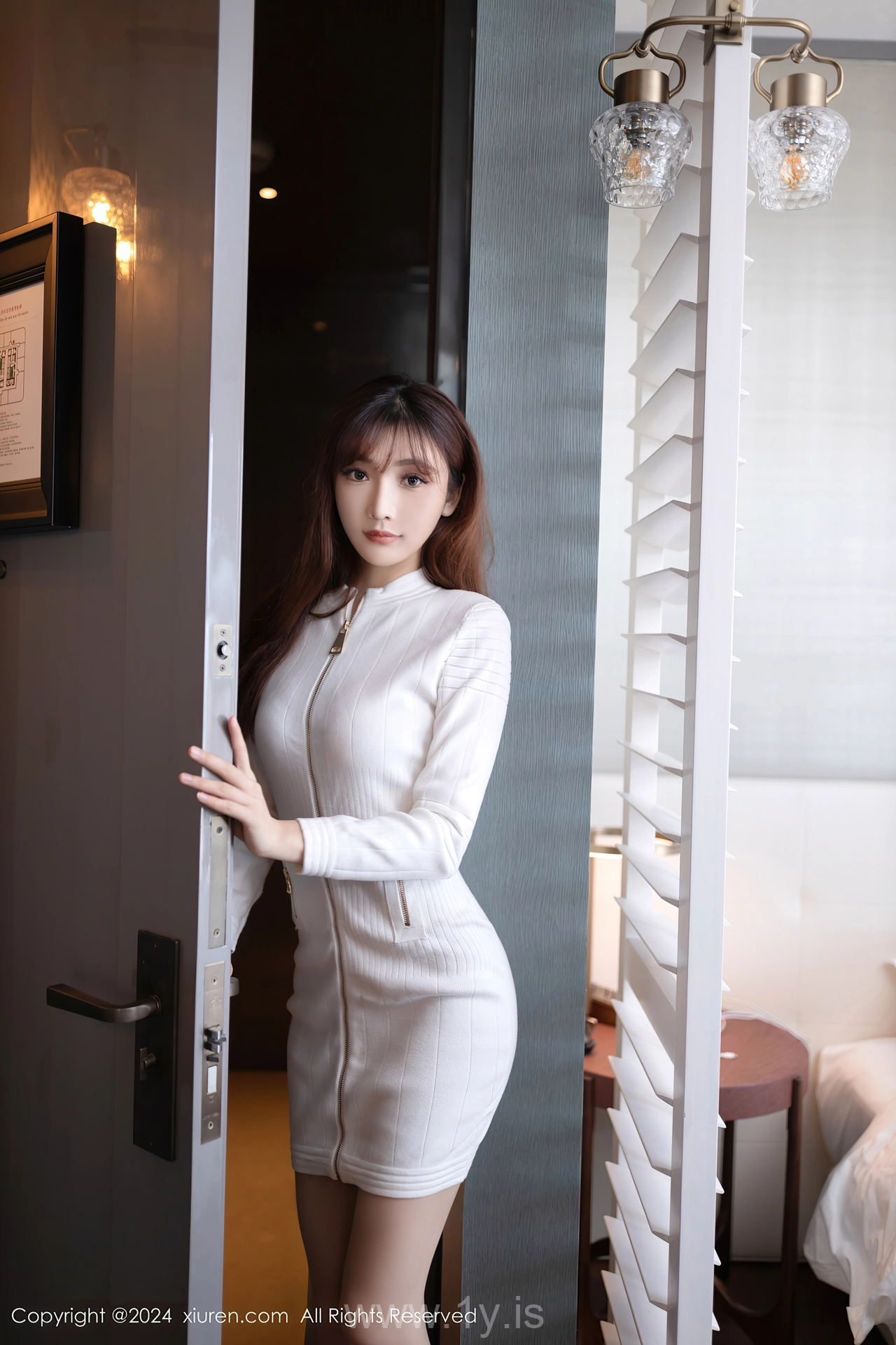 XIUREN(秀人网) No.8233 Sophisticated & Quiet Asian Temptress 陆萱萱