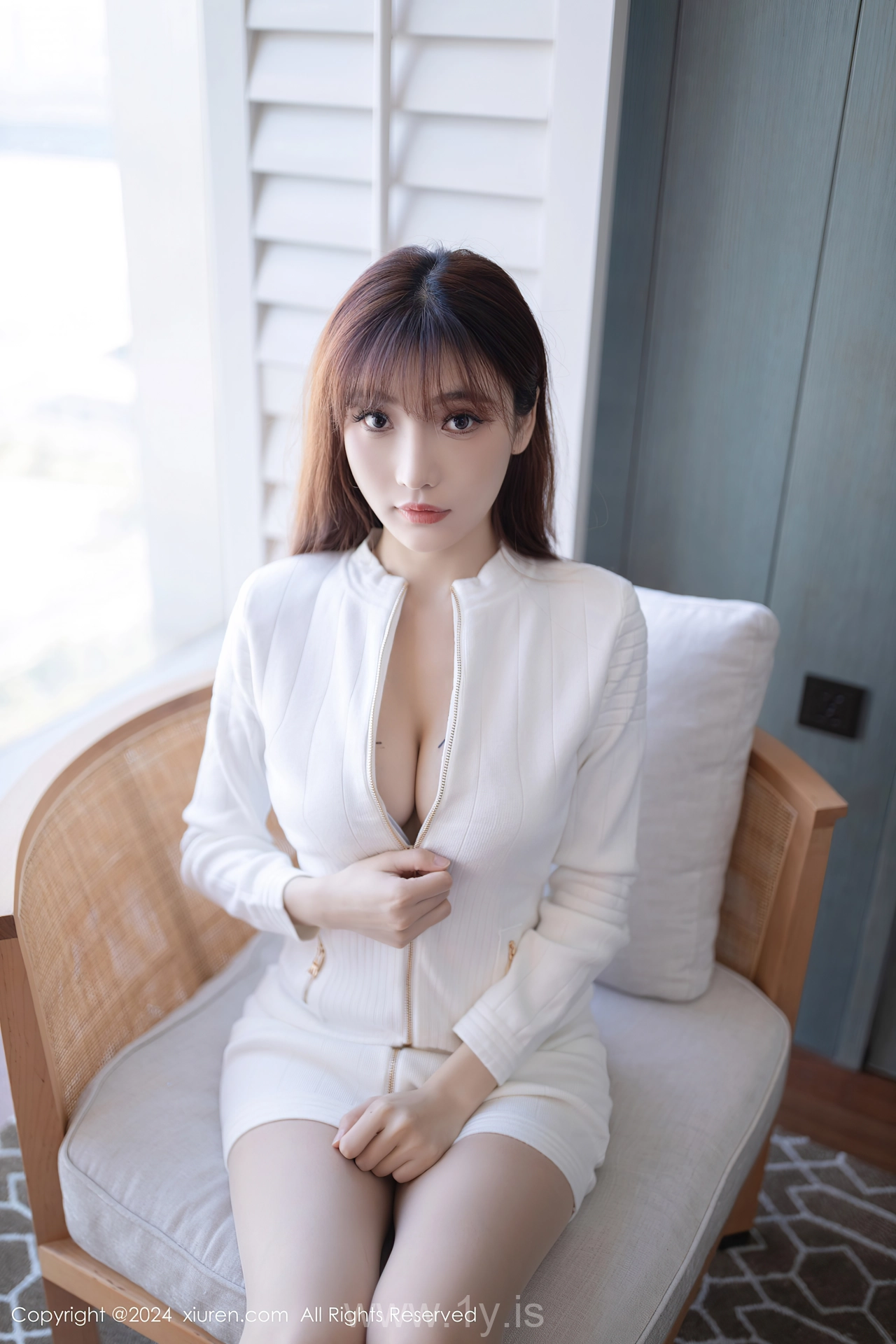 XIUREN(秀人网) No.8233 Sophisticated & Quiet Asian Temptress 陆萱萱