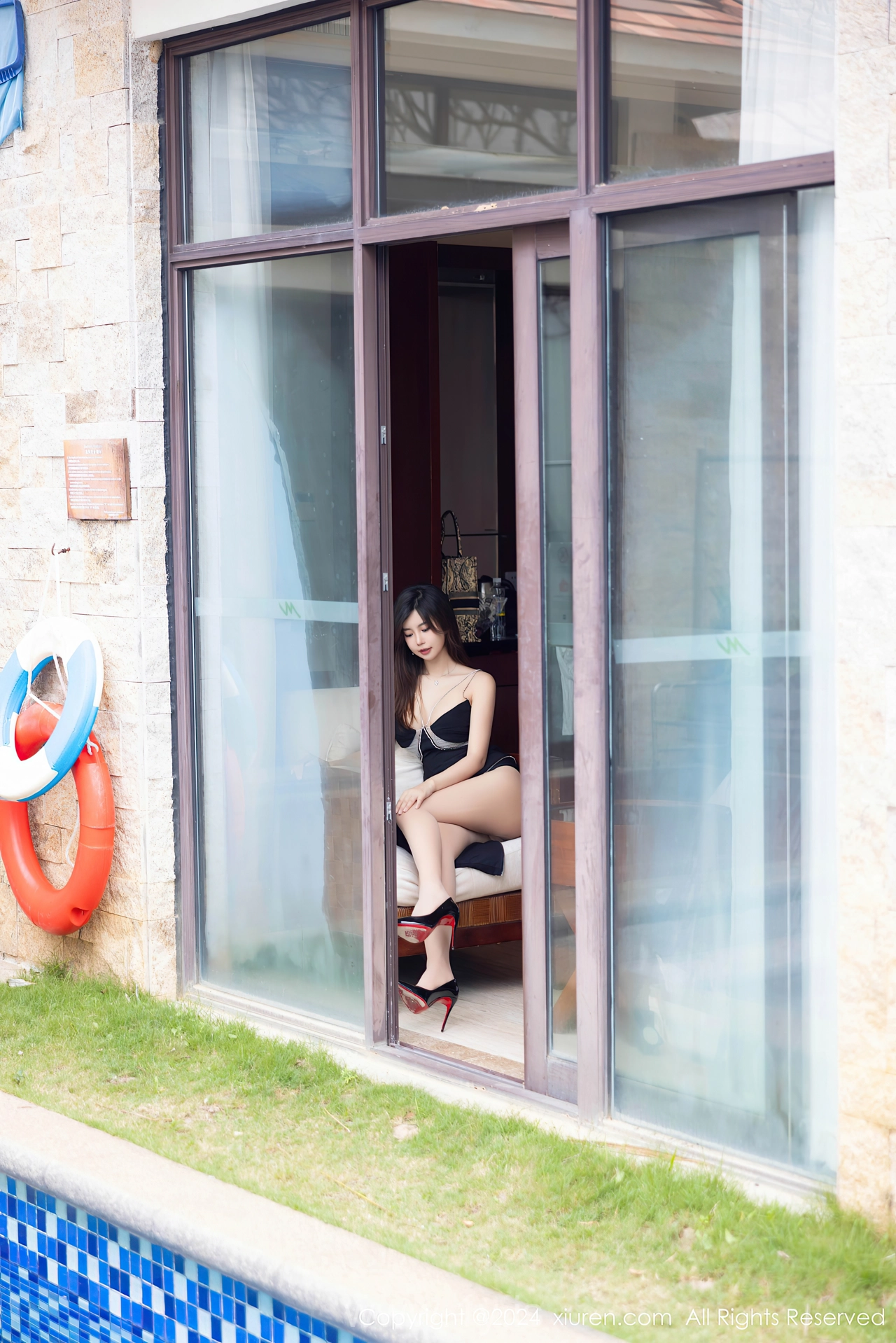 XIUREN(秀人网) No.8235 Sparkling Asian Cougar 绮里嘉ula