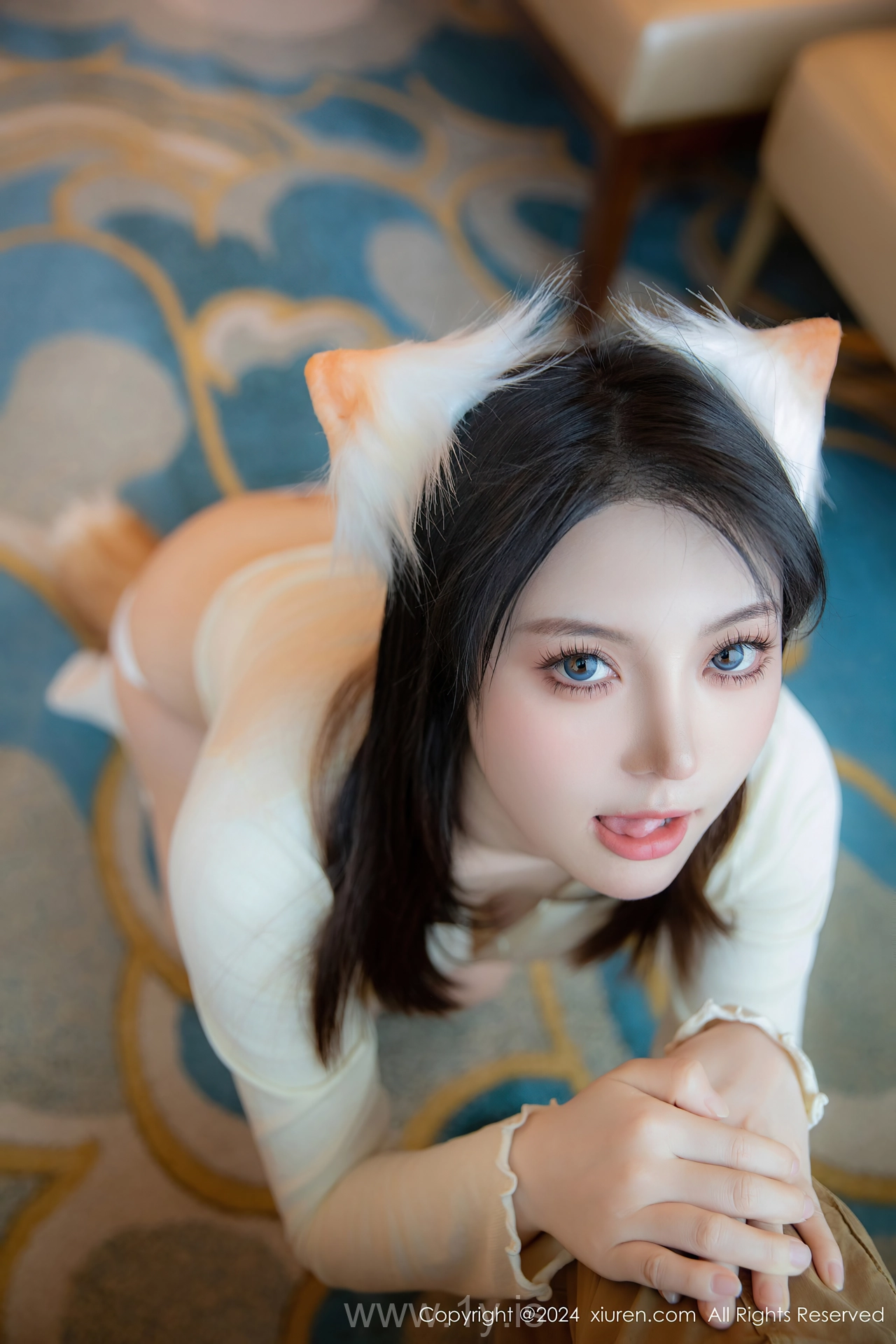 XIUREN(秀人网) No.8243 Enigmatic Chinese Homebody Girl 豆瓣酱