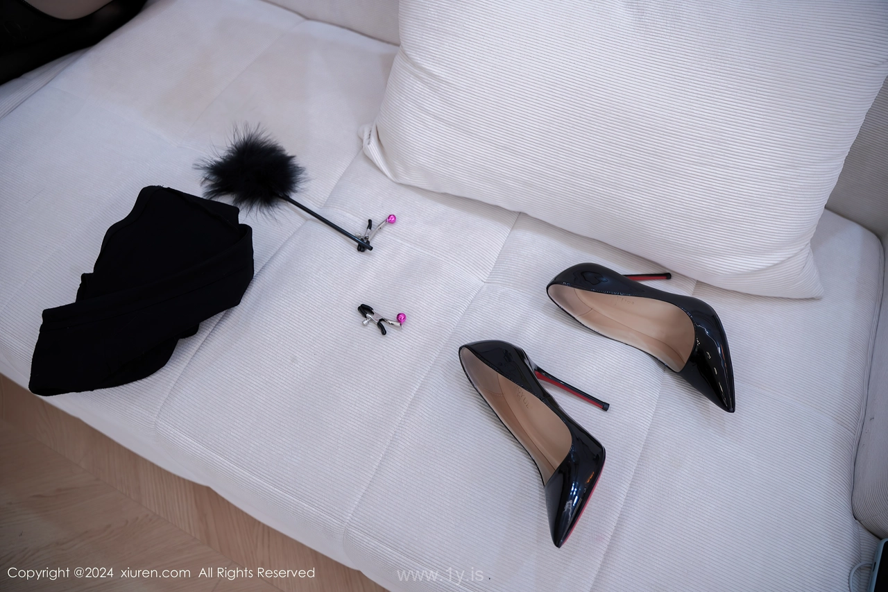 XIUREN(秀人网) No.8249 Enchanting Asian Goddess Carol周妍希X