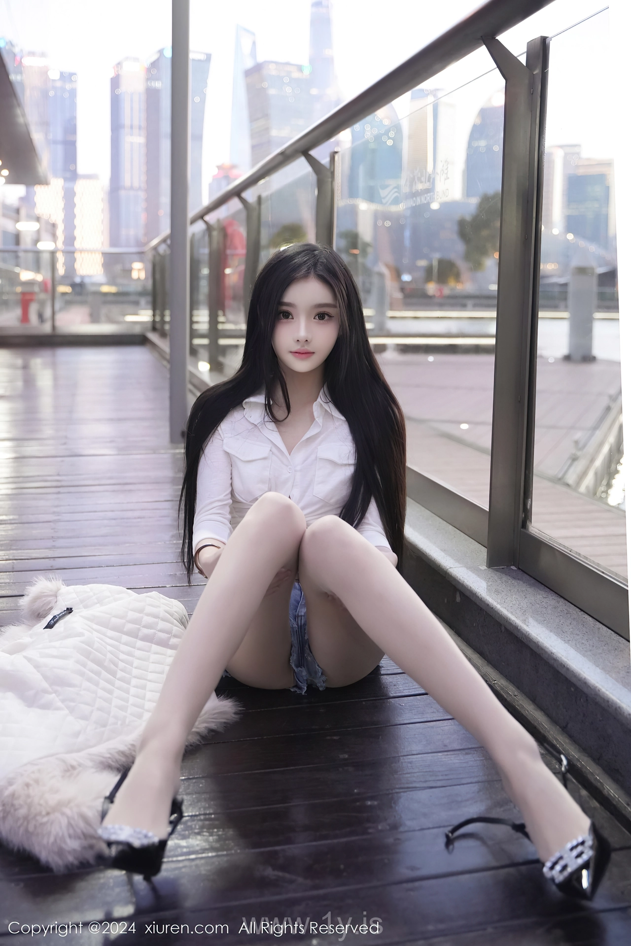 XIUREN(秀人网) No.8261 Knockout & Radiant Chinese Queen 龙雪儿