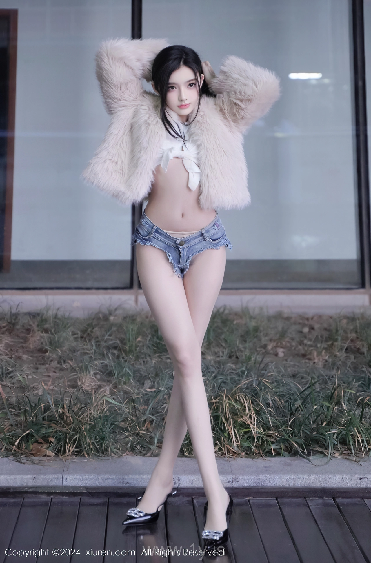 XIUREN(秀人网) No.8261 Knockout & Radiant Chinese Queen 龙雪儿