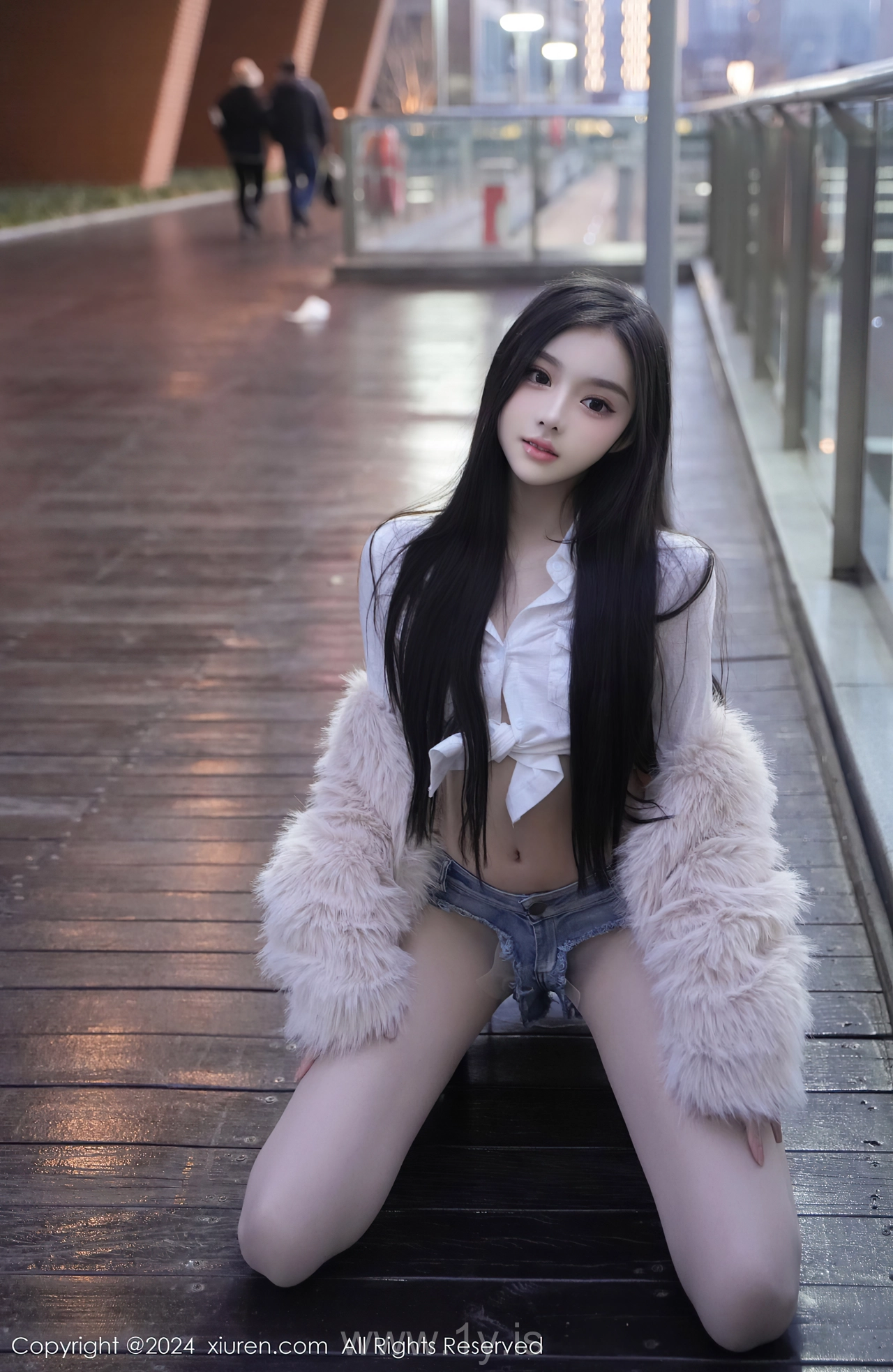 XIUREN(秀人网) No.8261 Knockout & Radiant Chinese Queen 龙雪儿