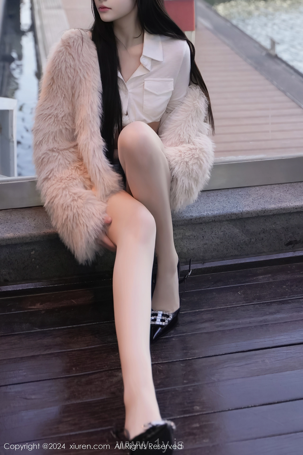 XIUREN(秀人网) No.8261 Knockout & Radiant Chinese Queen 龙雪儿