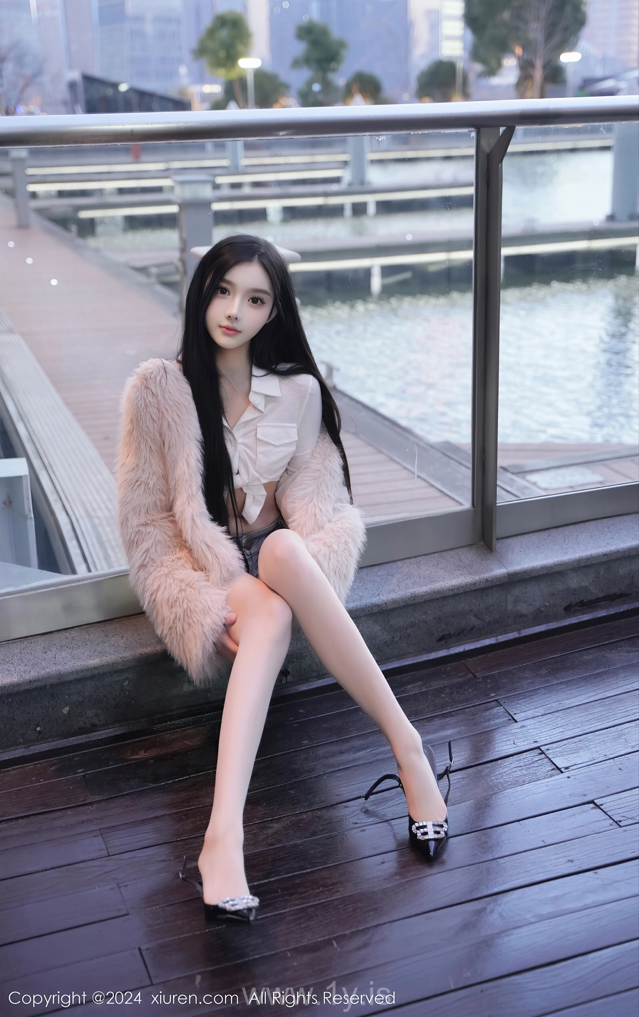 XIUREN(秀人网) No.8261 Knockout & Radiant Chinese Queen 龙雪儿