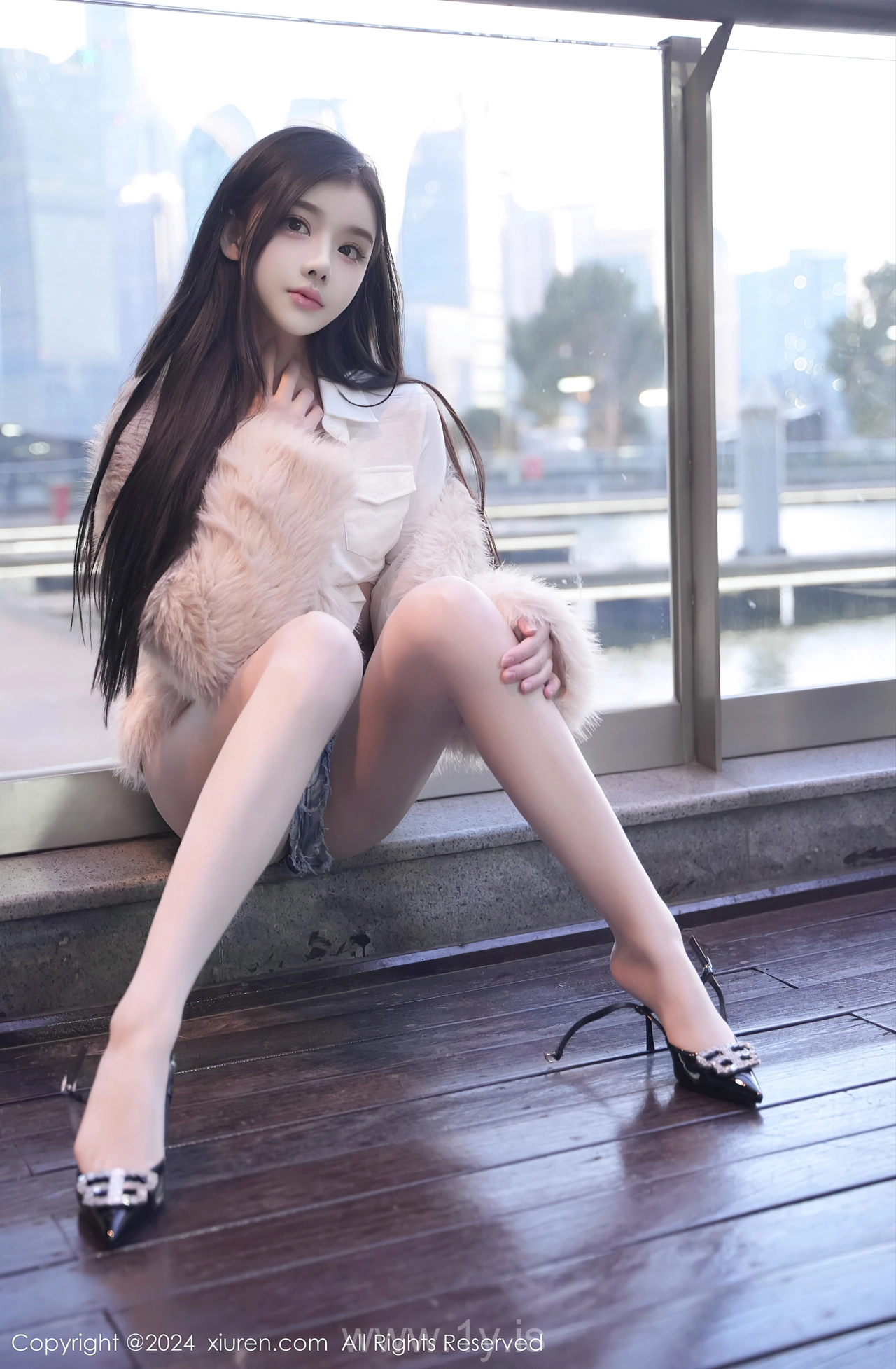 XIUREN(秀人网) No.8261 Knockout & Radiant Chinese Queen 龙雪儿