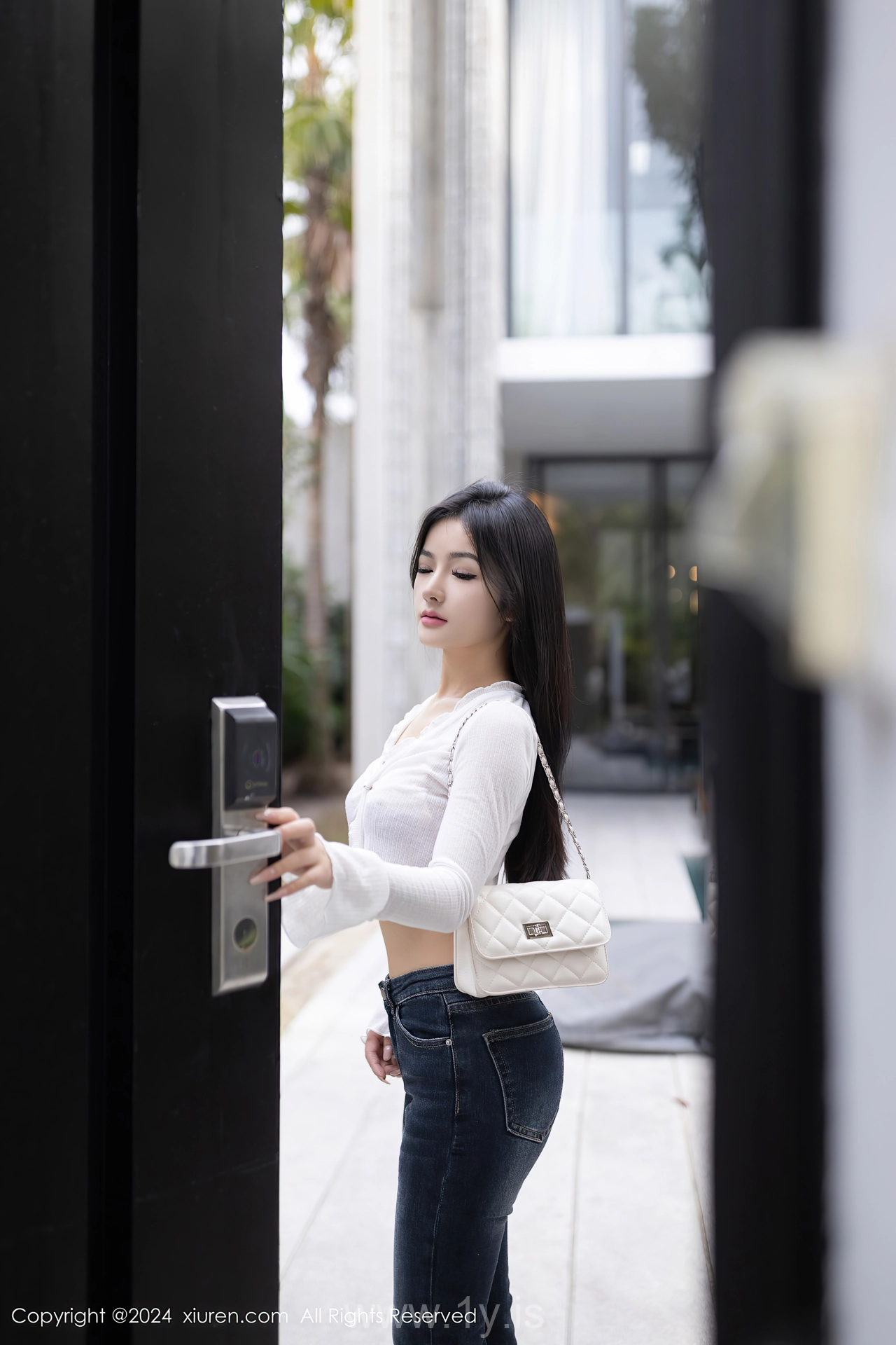 XIUREN(秀人网) No.8262 Sophisticated & Slim Asian Girl 小茶茶tea