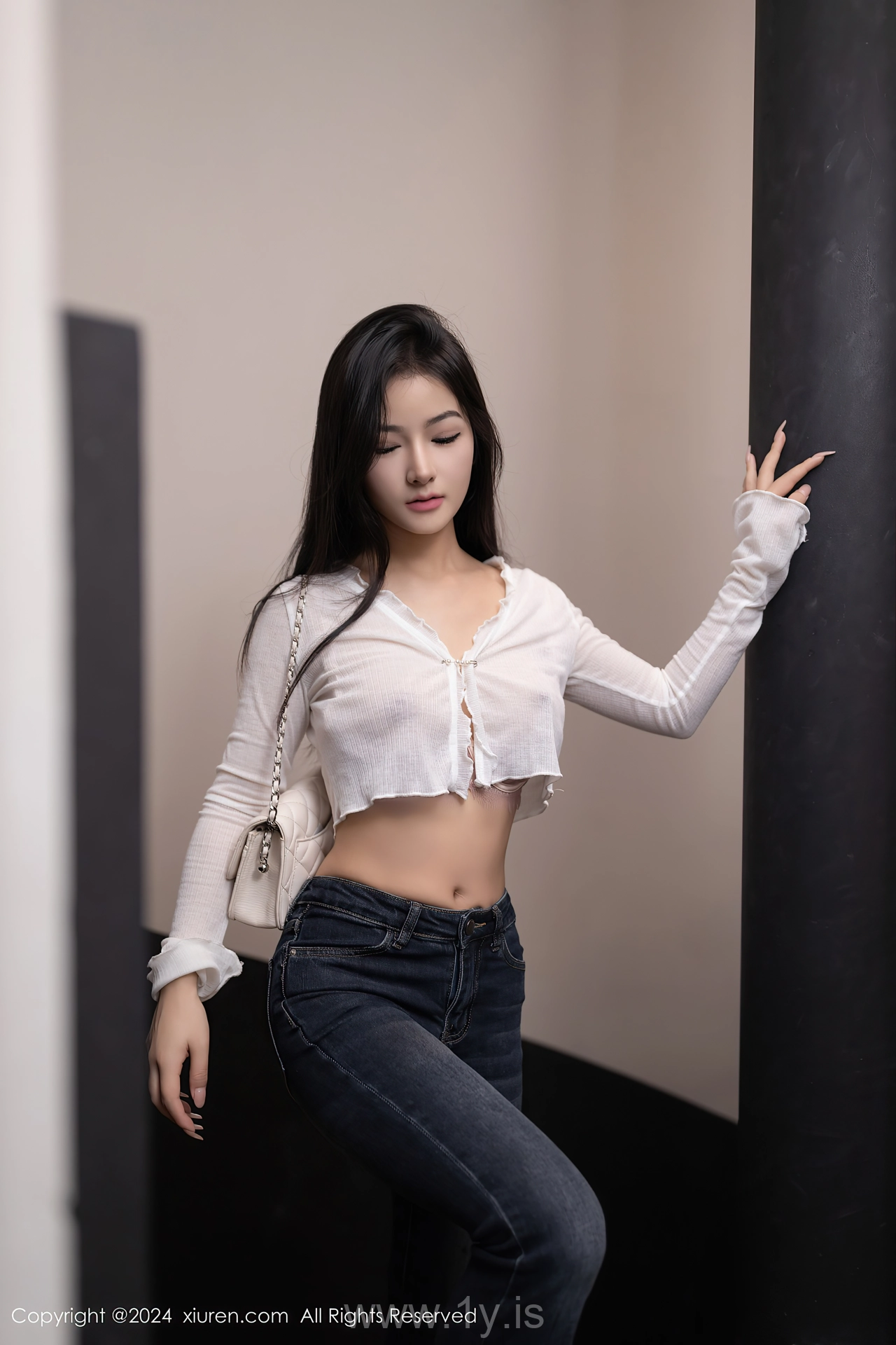 XIUREN(秀人网) No.8262 Sophisticated & Slim Asian Girl 小茶茶tea