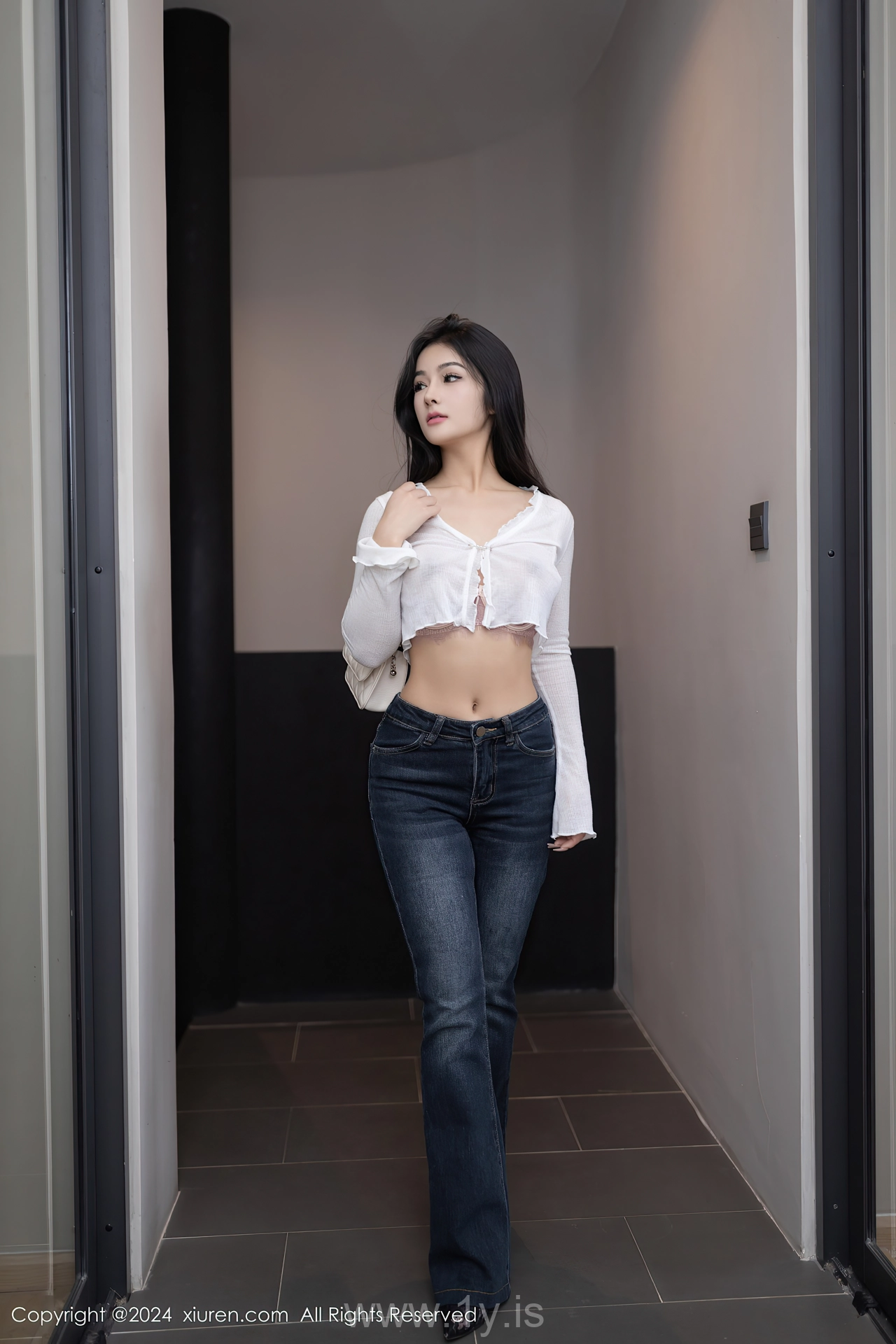 XIUREN(秀人网) No.8262 Sophisticated & Slim Asian Girl 小茶茶tea