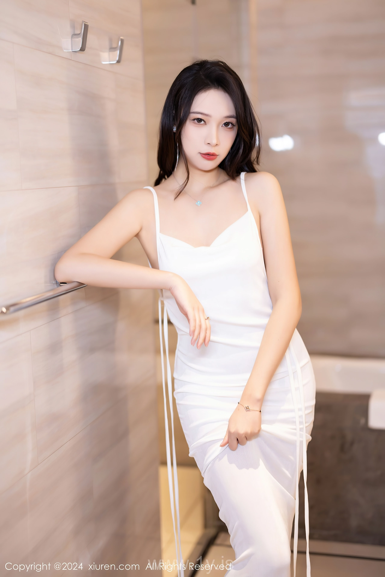 XIUREN(秀人网) No.8272 Enchanting & Quiet Chinese Mature Princess 郑颖姗Bev