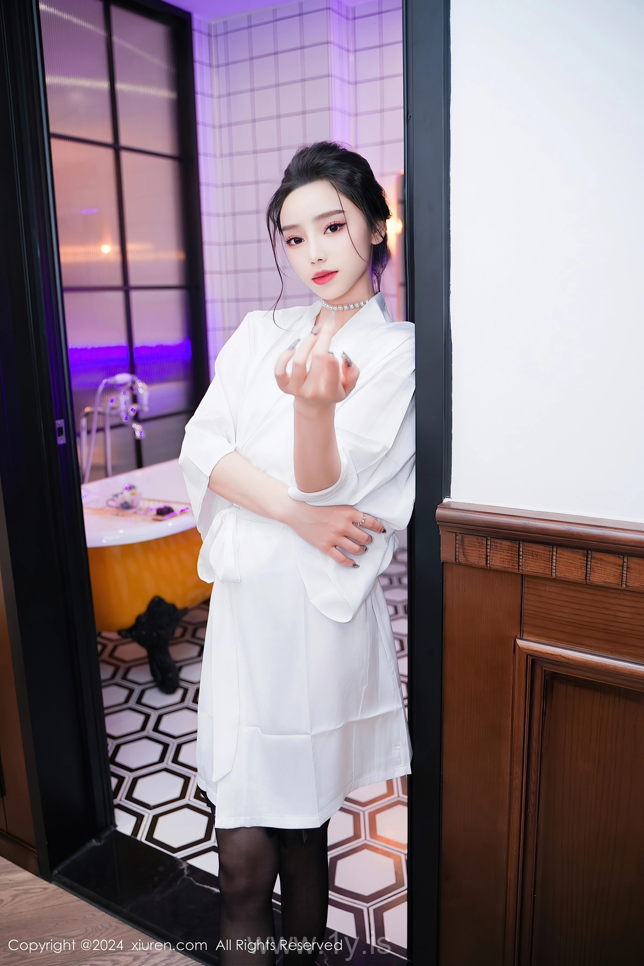 XIUREN(秀人网) No.8283 Good-looking & Angelic Chinese Fox 苏曼兮