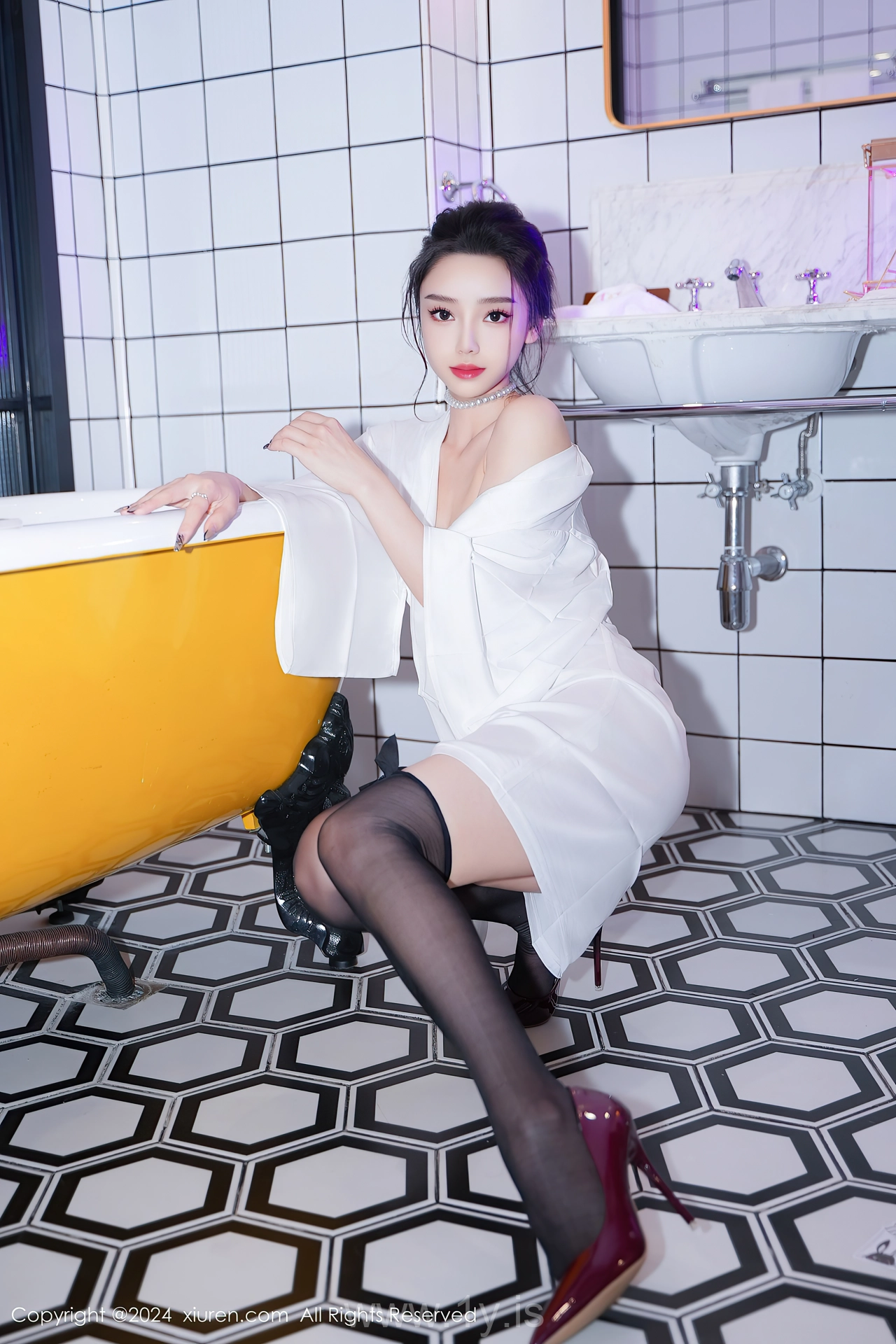 XIUREN(秀人网) No.8283 Good-looking & Angelic Chinese Fox 苏曼兮