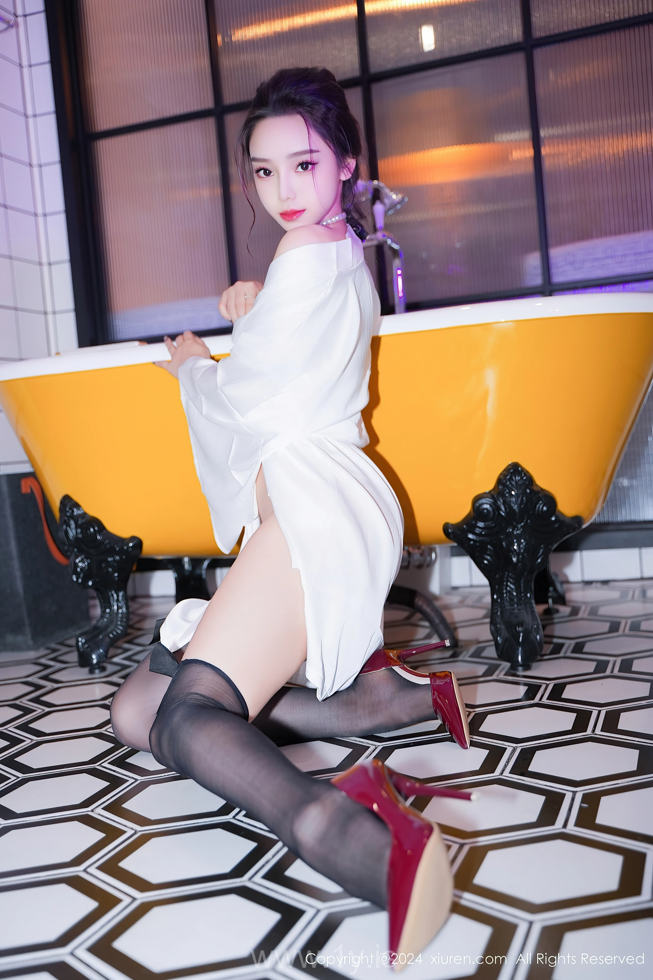 XIUREN(秀人网) No.8283 Good-looking & Angelic Chinese Fox 苏曼兮