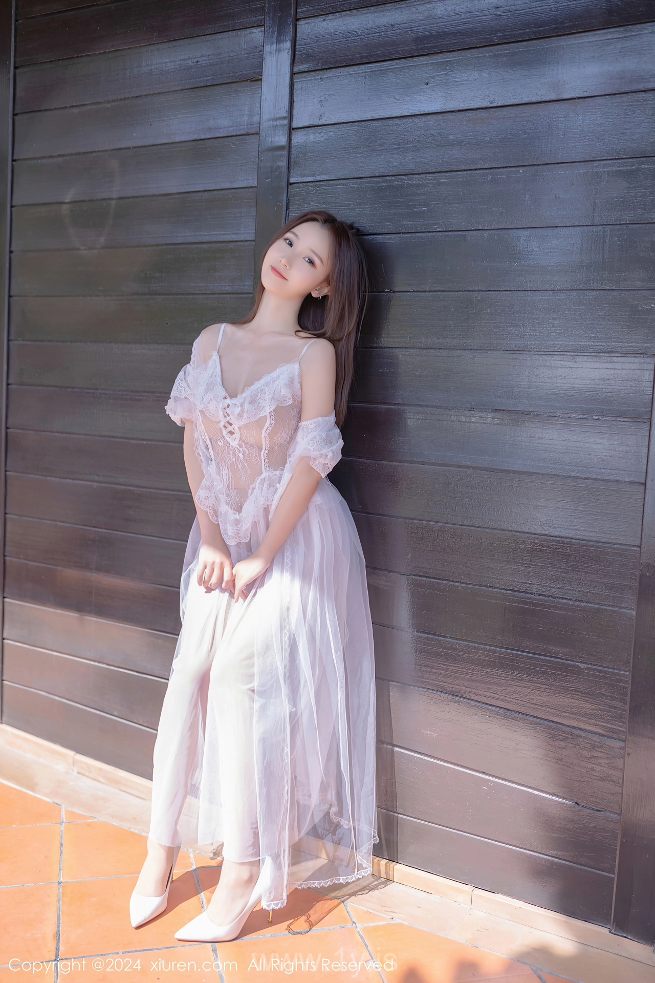 XIUREN(秀人网) No.8302 Gorgeous Chinese Cougar 杏子Yada