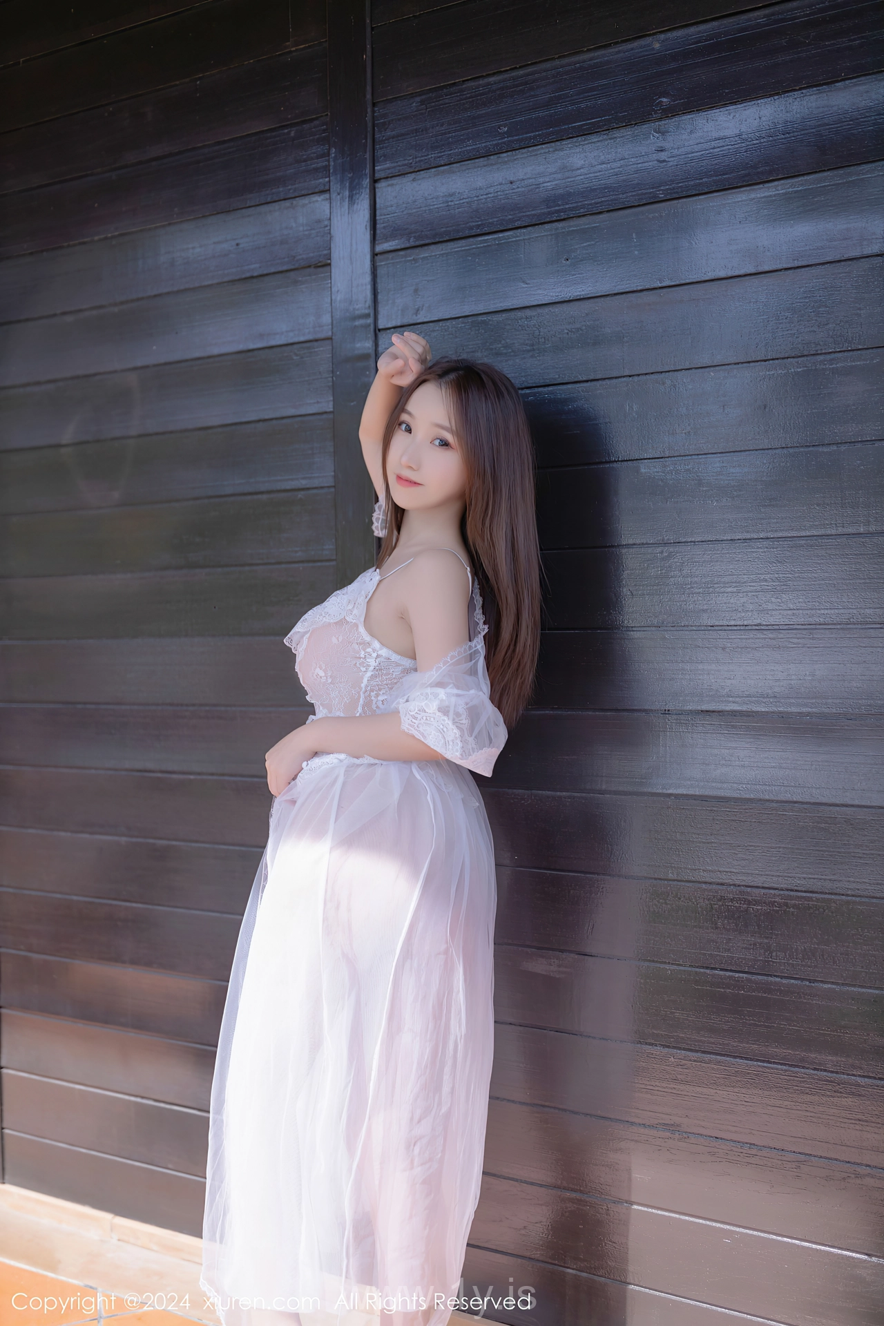 XIUREN(秀人网) No.8302 Gorgeous Chinese Cougar 杏子Yada