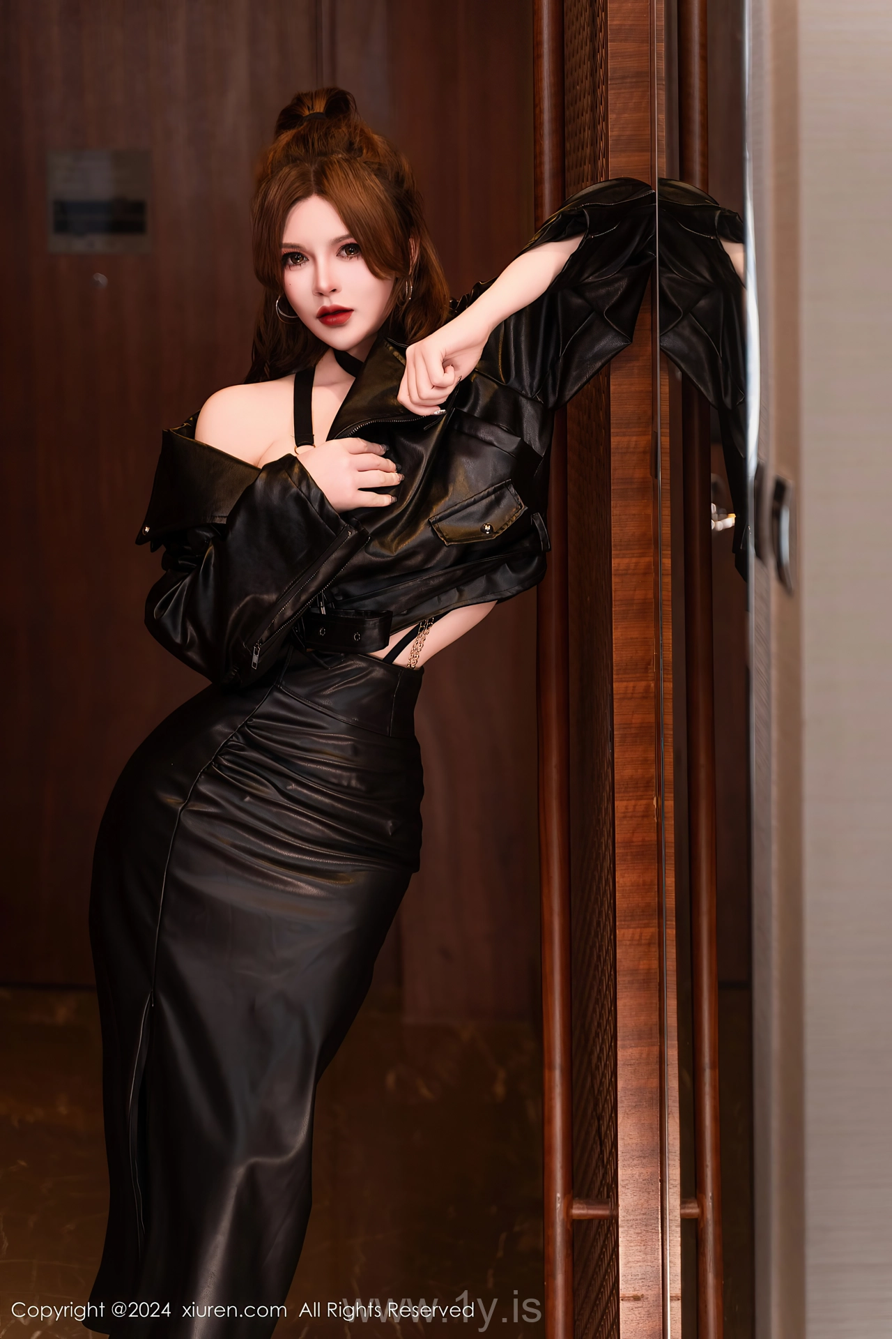 XIUREN(秀人网) No.8305 Intriguing & Stylish Asian Siren 伊丽莎有点白