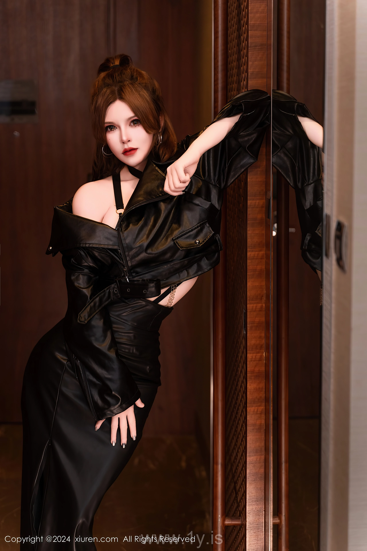 XIUREN(秀人网) No.8305 Intriguing & Stylish Asian Siren 伊丽莎有点白