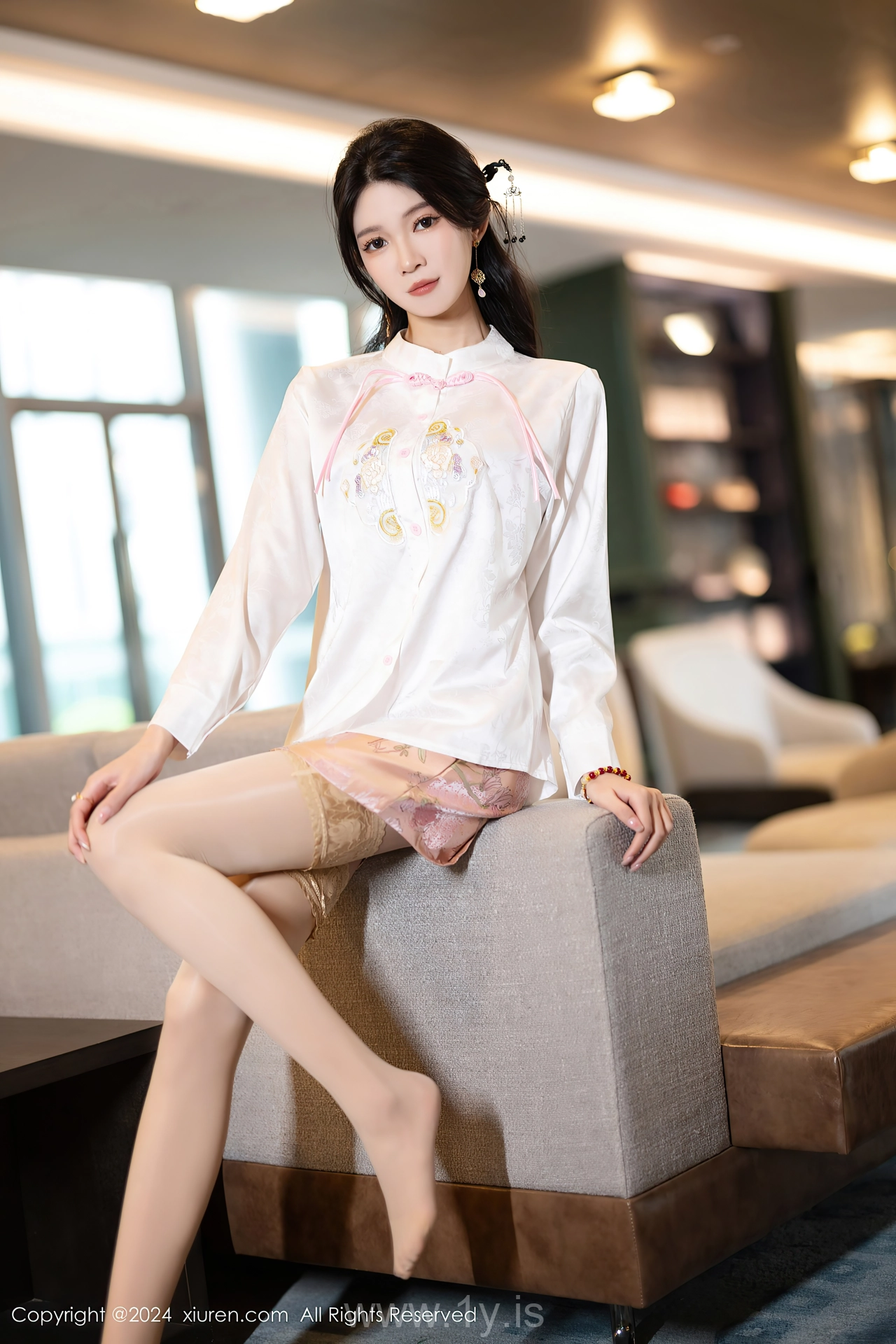 XIUREN(秀人网) No.8347 Voluptuous & Quiet Chinese Beauty 程程程-