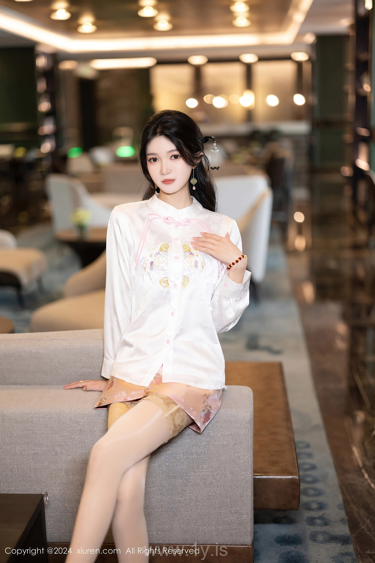 XIUREN(秀人网) No.8347 Voluptuous & Quiet Chinese Beauty 程程程-