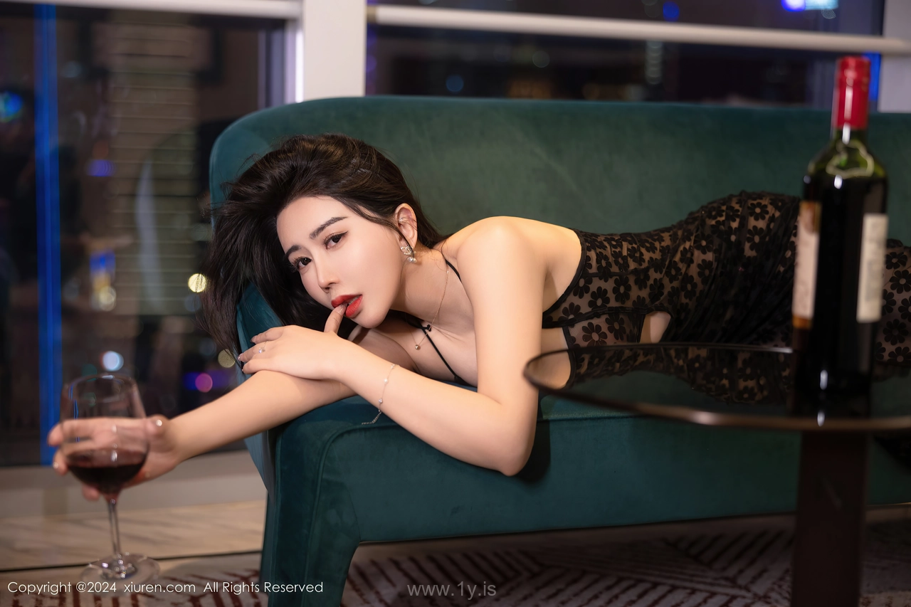 XIUREN(秀人网) No.8355 Enchanting Chinese Seductress 李若汐