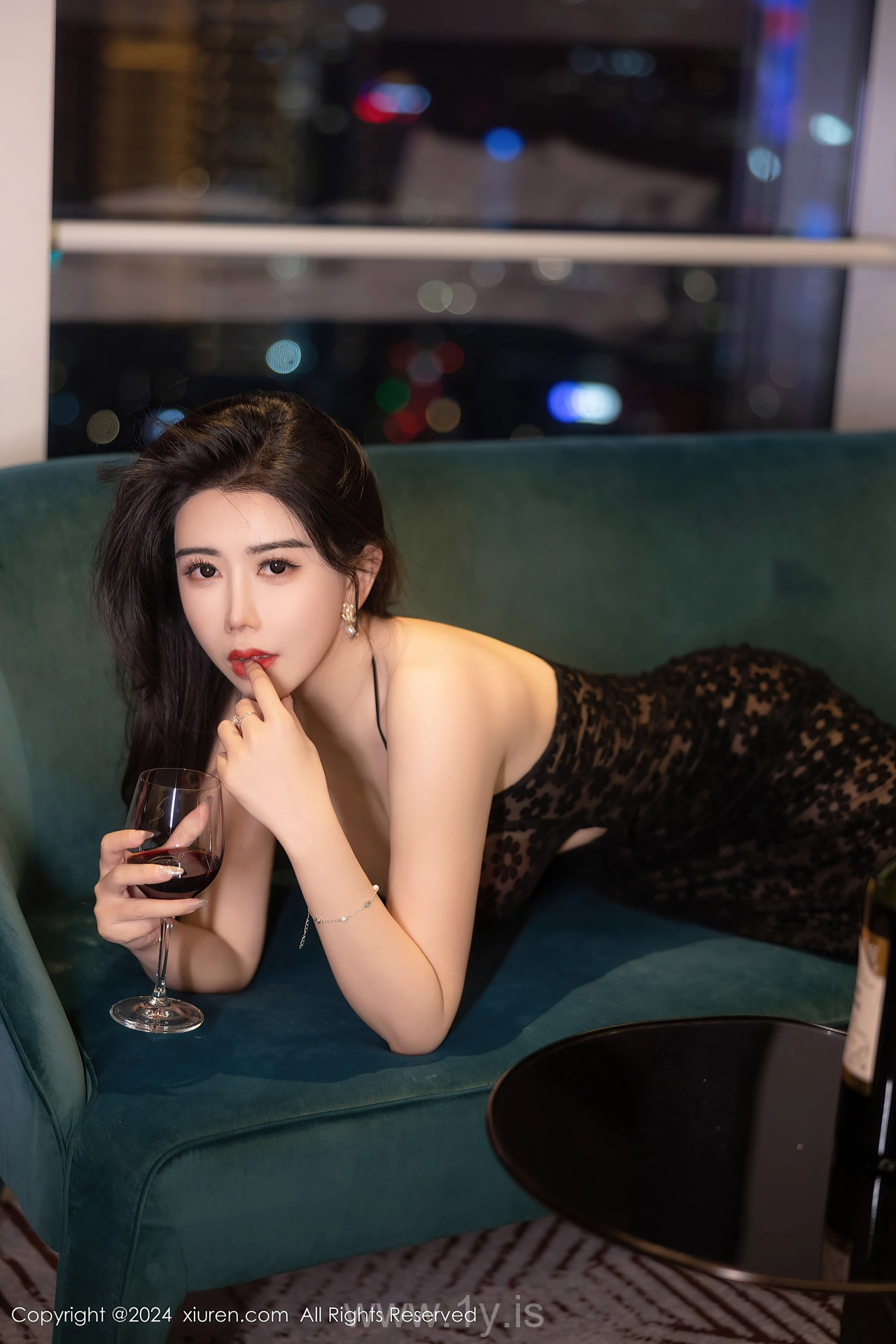 XIUREN(秀人网) No.8355 Enchanting Chinese Seductress 李若汐