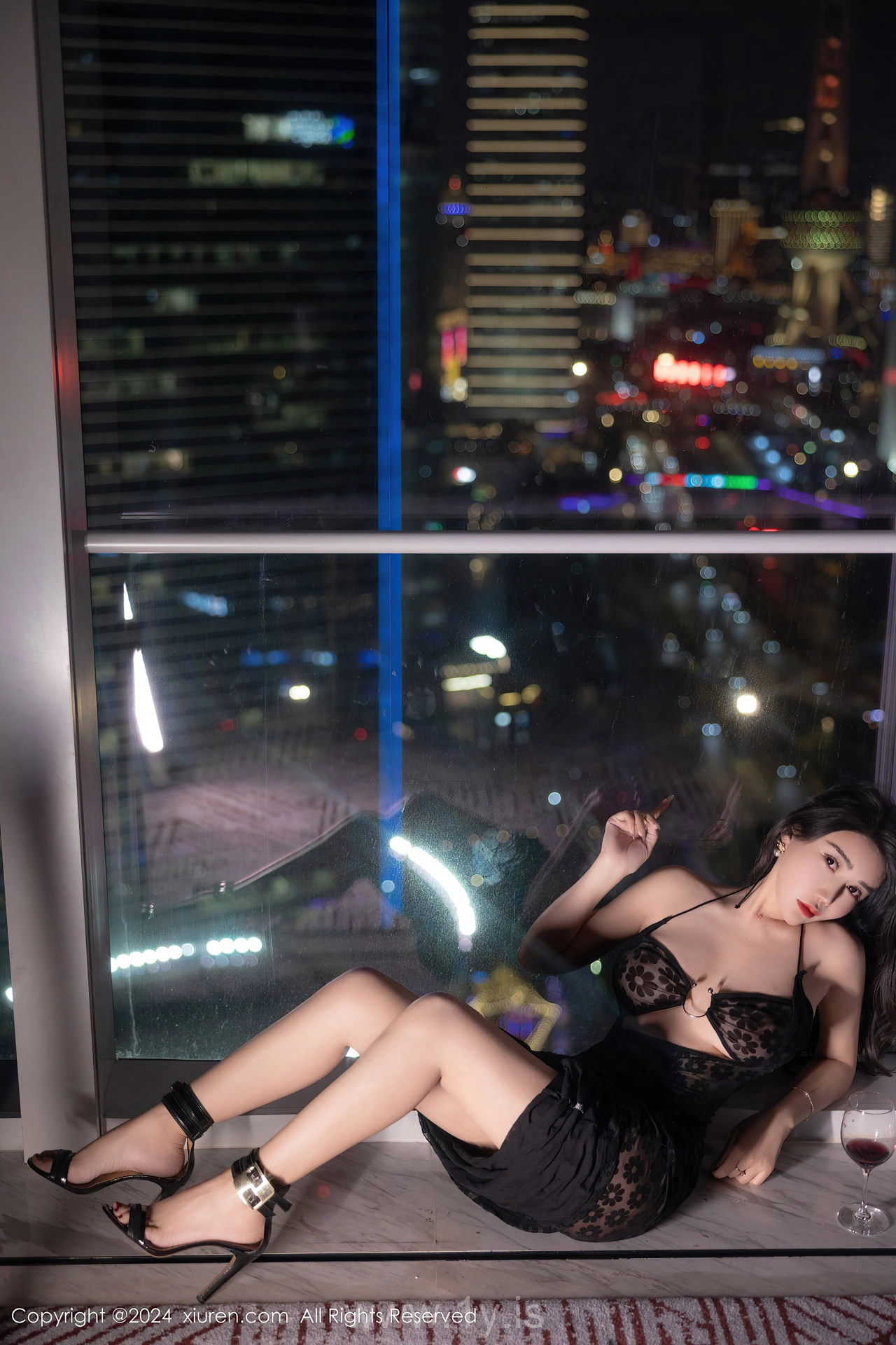 XIUREN(秀人网) No.8355 Enchanting Chinese Seductress 李若汐