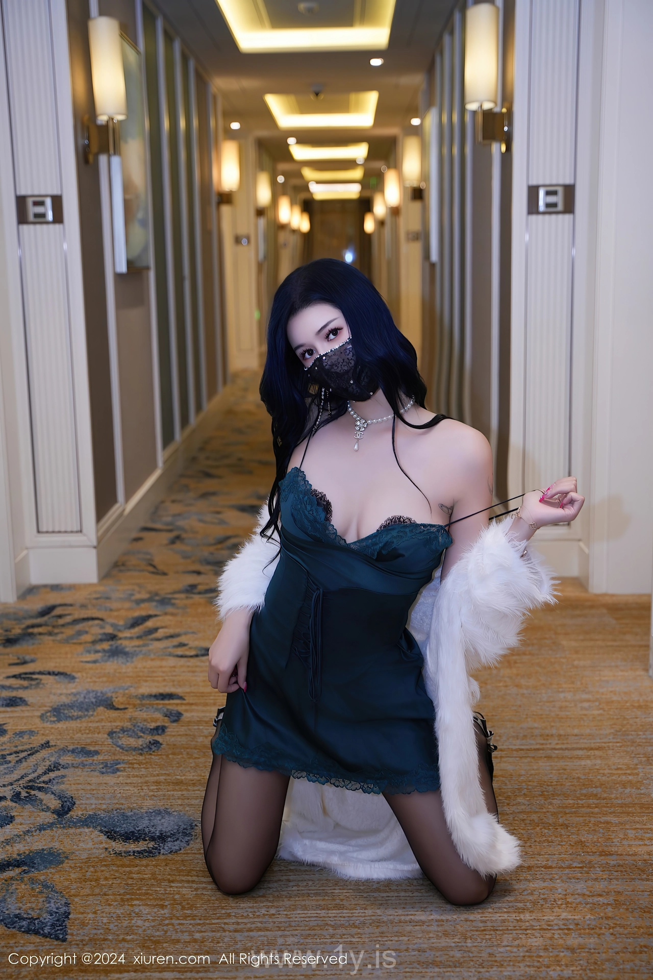 XIUREN(秀人网) No.8372 Quiet & Well-developed Asian Temptress 芮芮