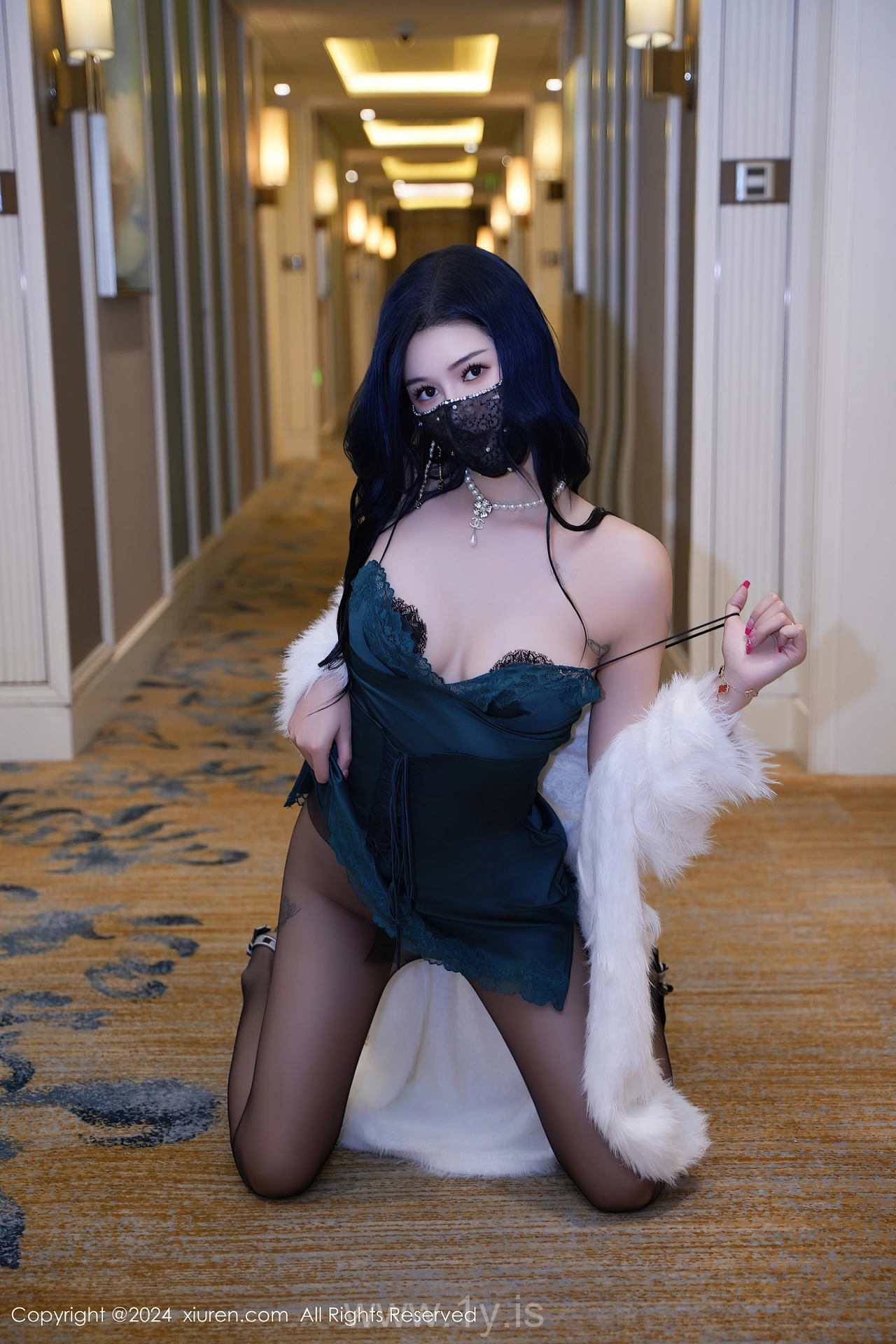 XIUREN(秀人网) No.8372 Quiet & Well-developed Asian Temptress 芮芮