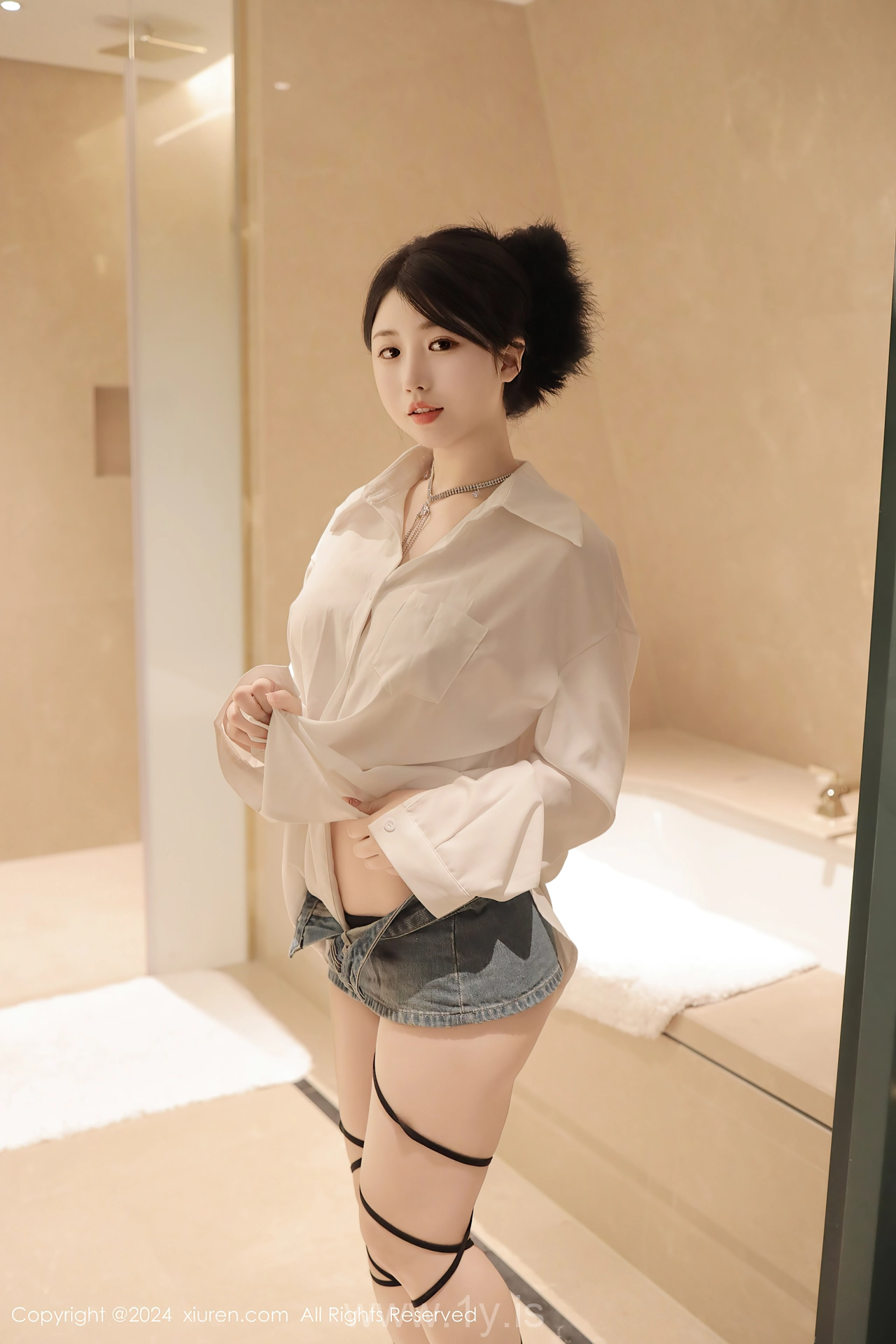 XIUREN(秀人网) No.8400 Trendy & Mesmerizing Chinese Beauty Queen 陈小花