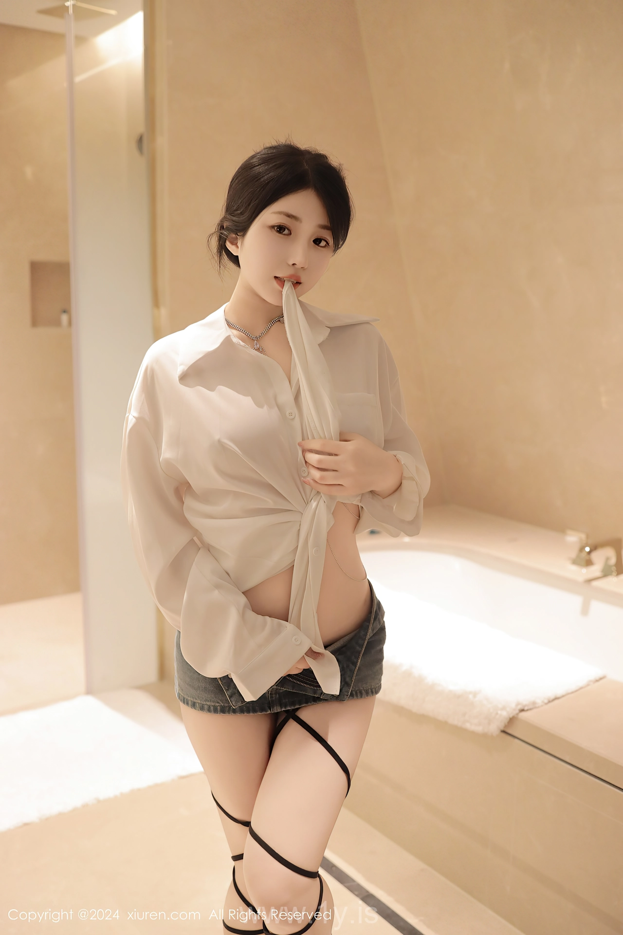 XIUREN(秀人网) No.8400 Trendy & Mesmerizing Chinese Beauty Queen 陈小花