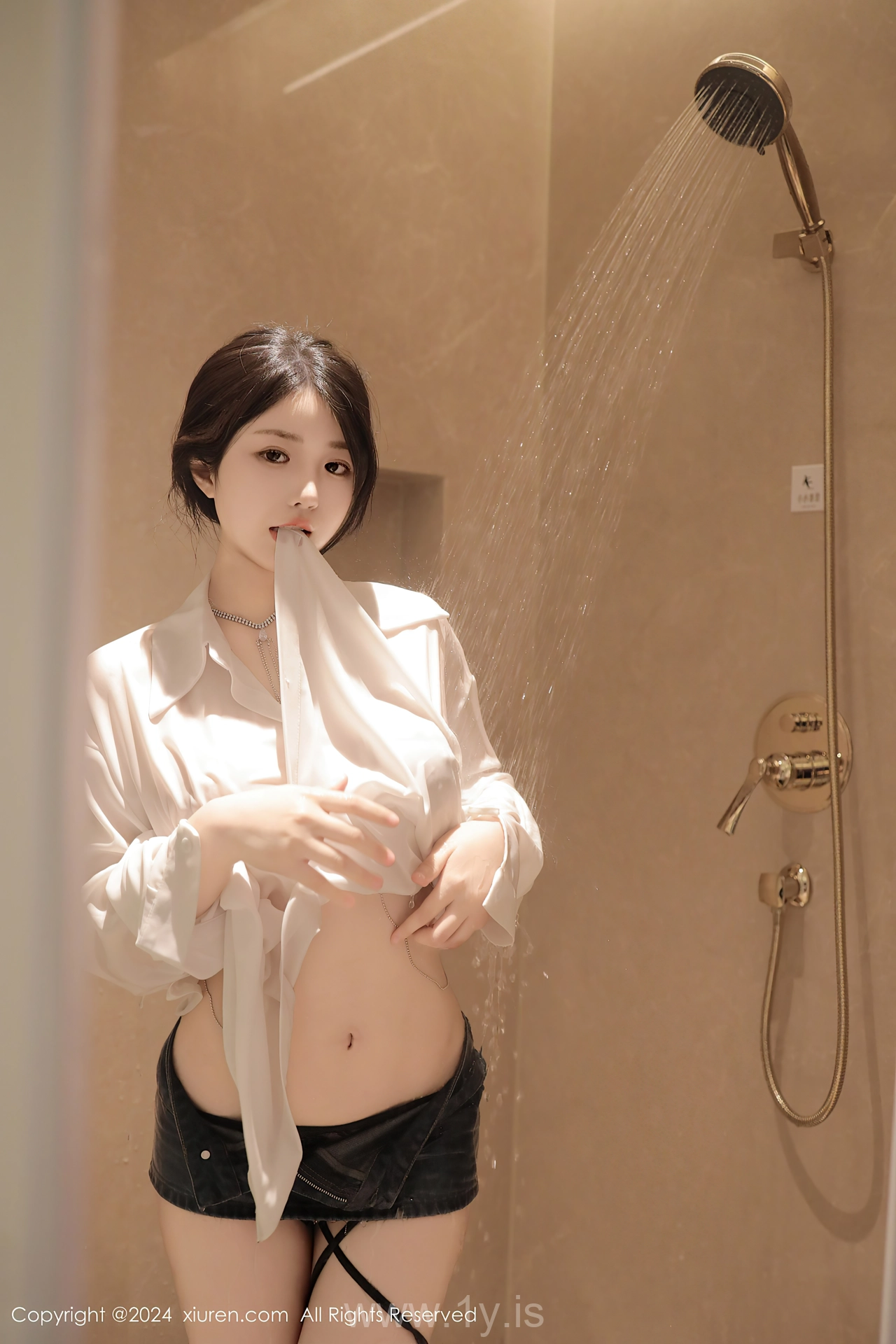 XIUREN(秀人网) No.8400 Trendy & Mesmerizing Chinese Beauty Queen 陈小花