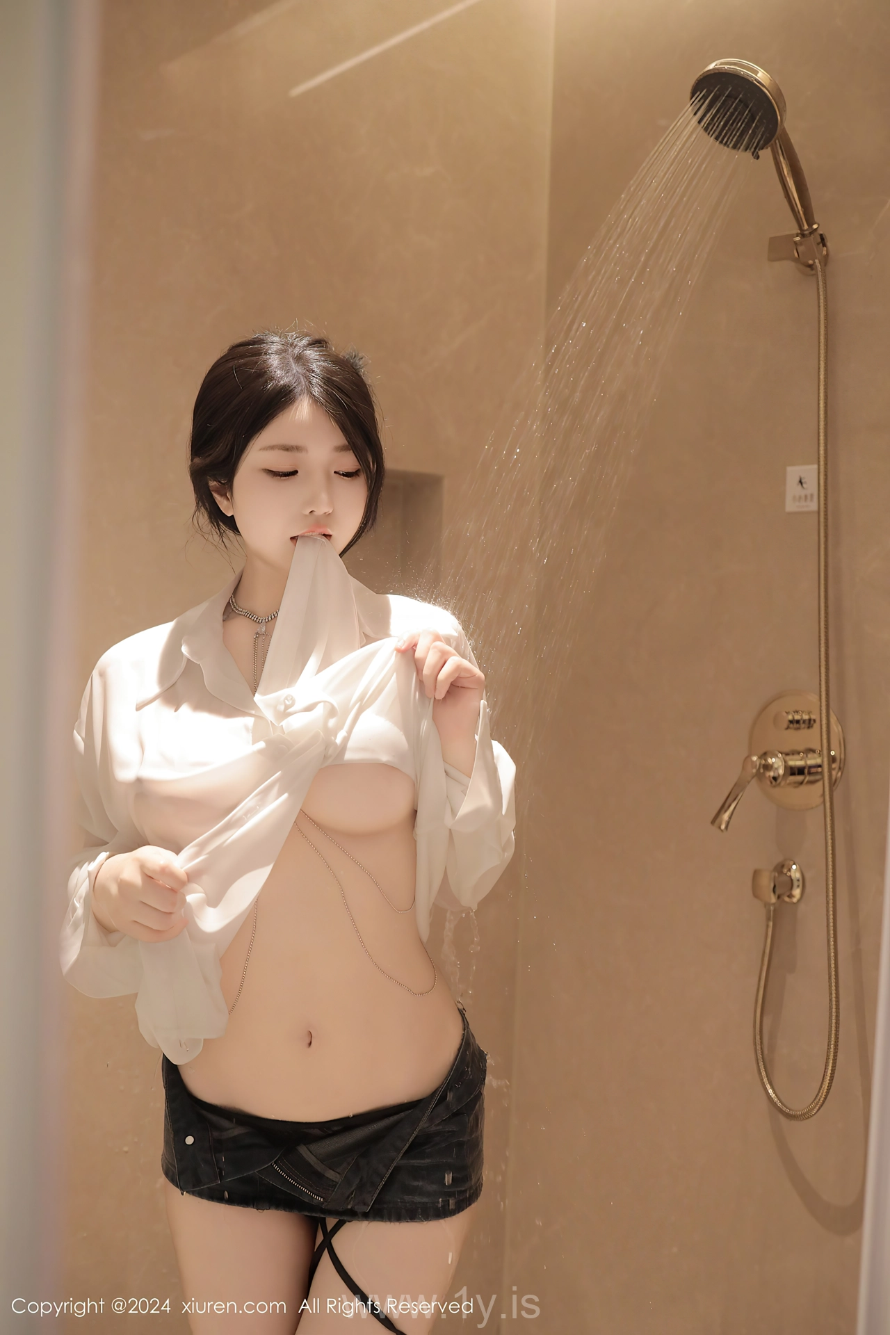 XIUREN(秀人网) No.8400 Trendy & Mesmerizing Chinese Beauty Queen 陈小花