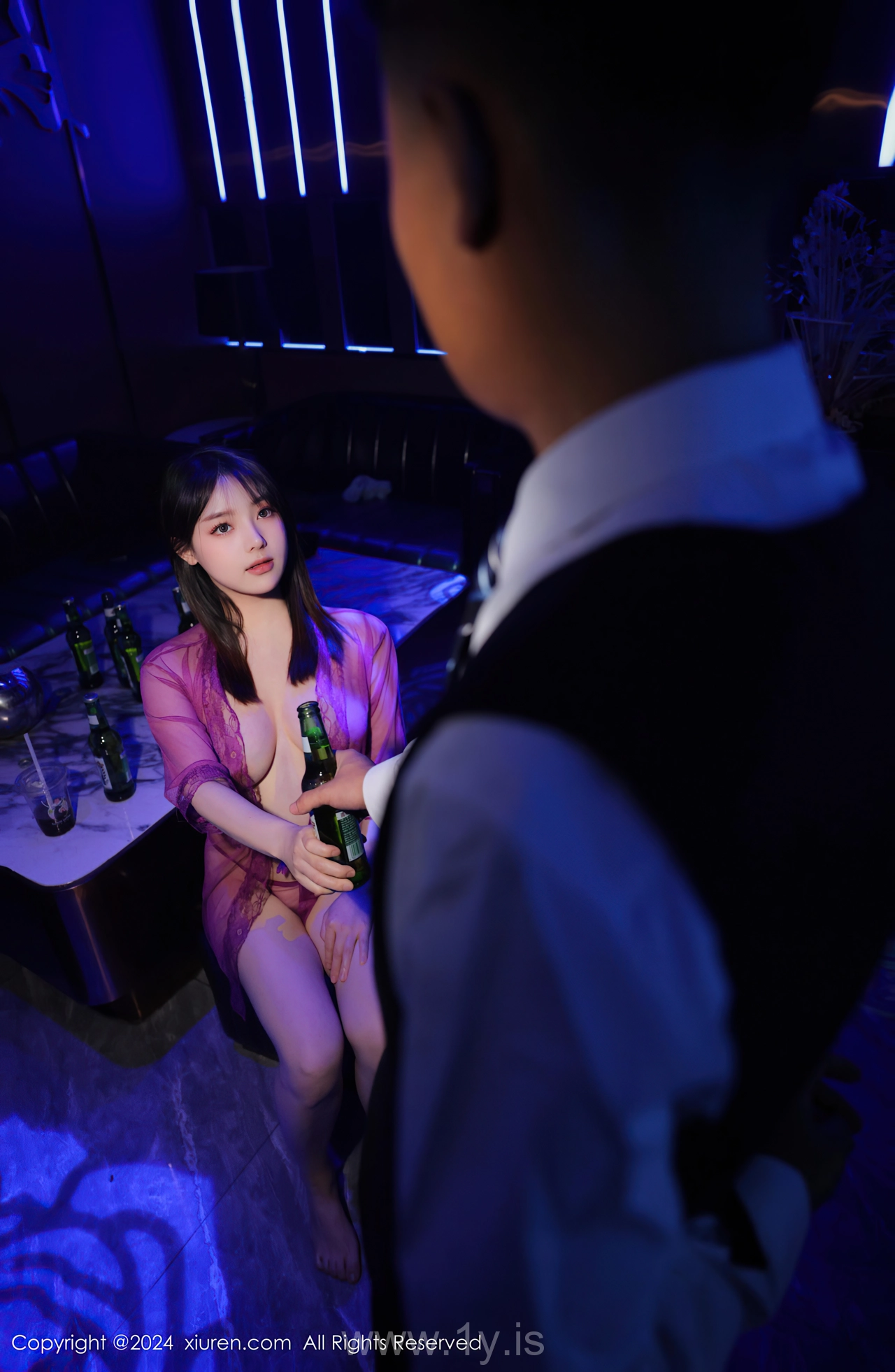 XIUREN(秀人网) No.8402 Tempting Chinese Babe 豆瓣酱