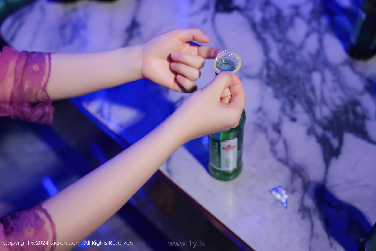 XIUREN(秀人网) No.8402 Tempting Chinese Babe 豆瓣酱