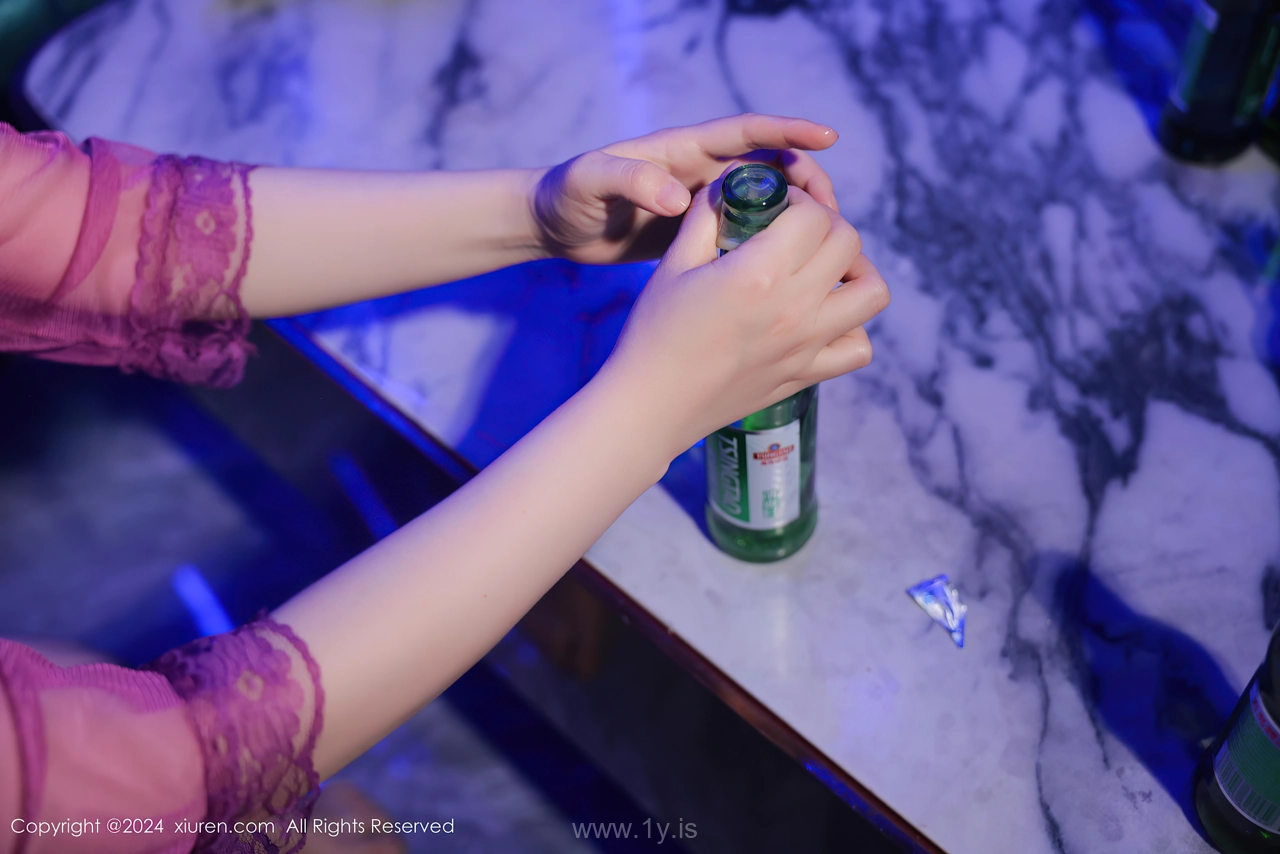 XIUREN(秀人网) No.8402 Tempting Chinese Babe 豆瓣酱