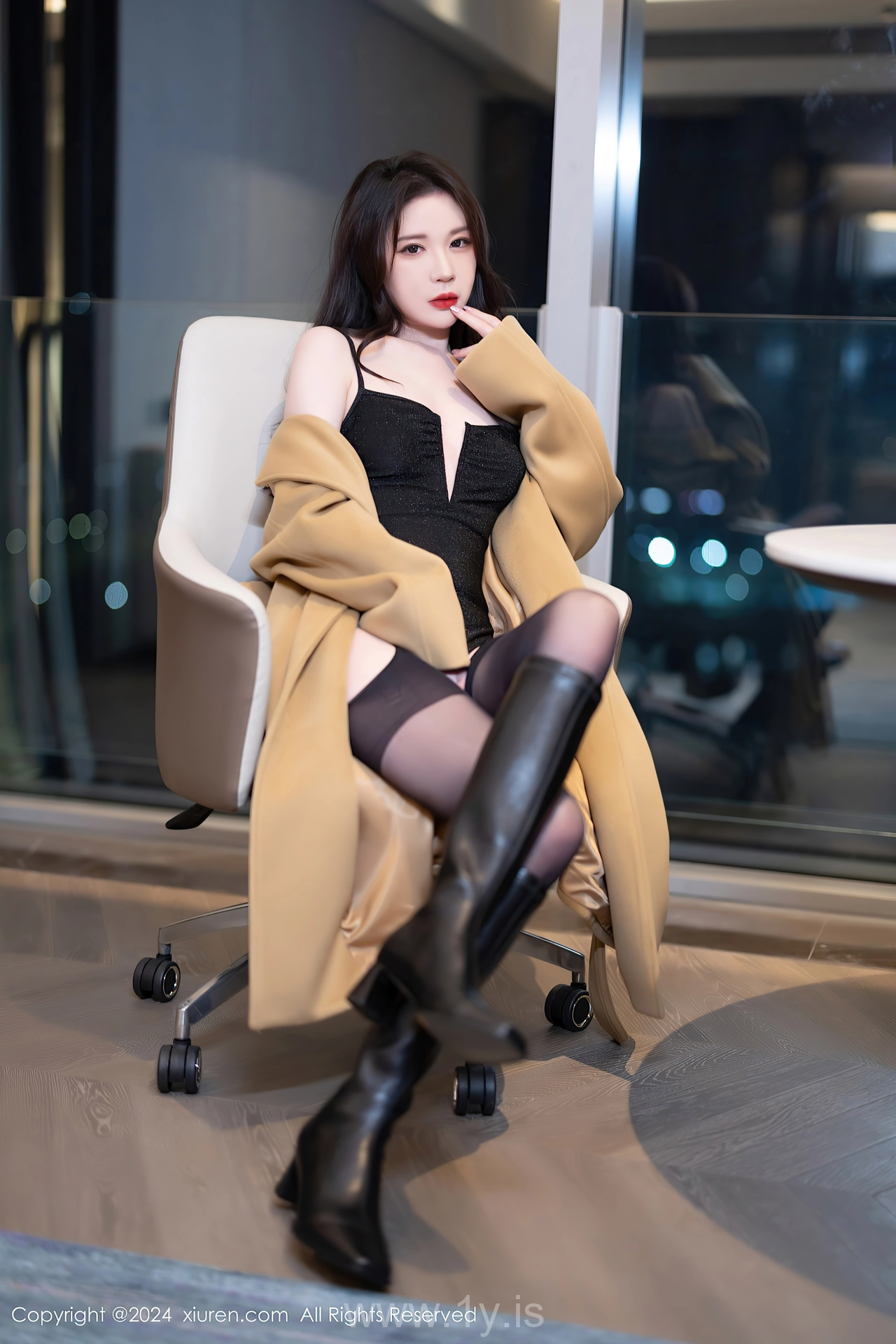 XIUREN(秀人网) No.8414 Good-looking & Luminous Chinese Vixen 梦心玥