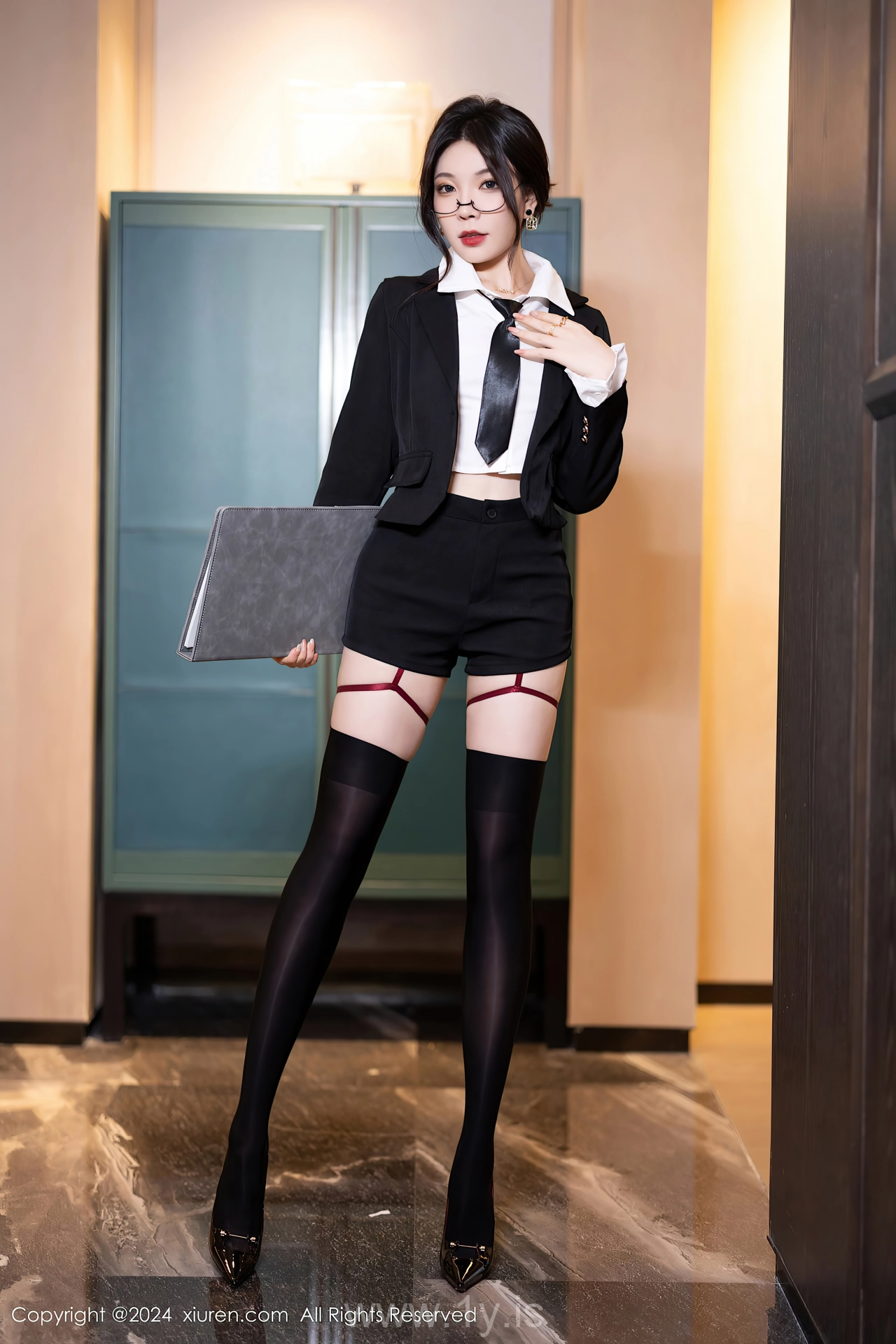 XIUREN(秀人网) No.8440 Fashionable & Voluptuous Asian Chick 徐莉芝Booty