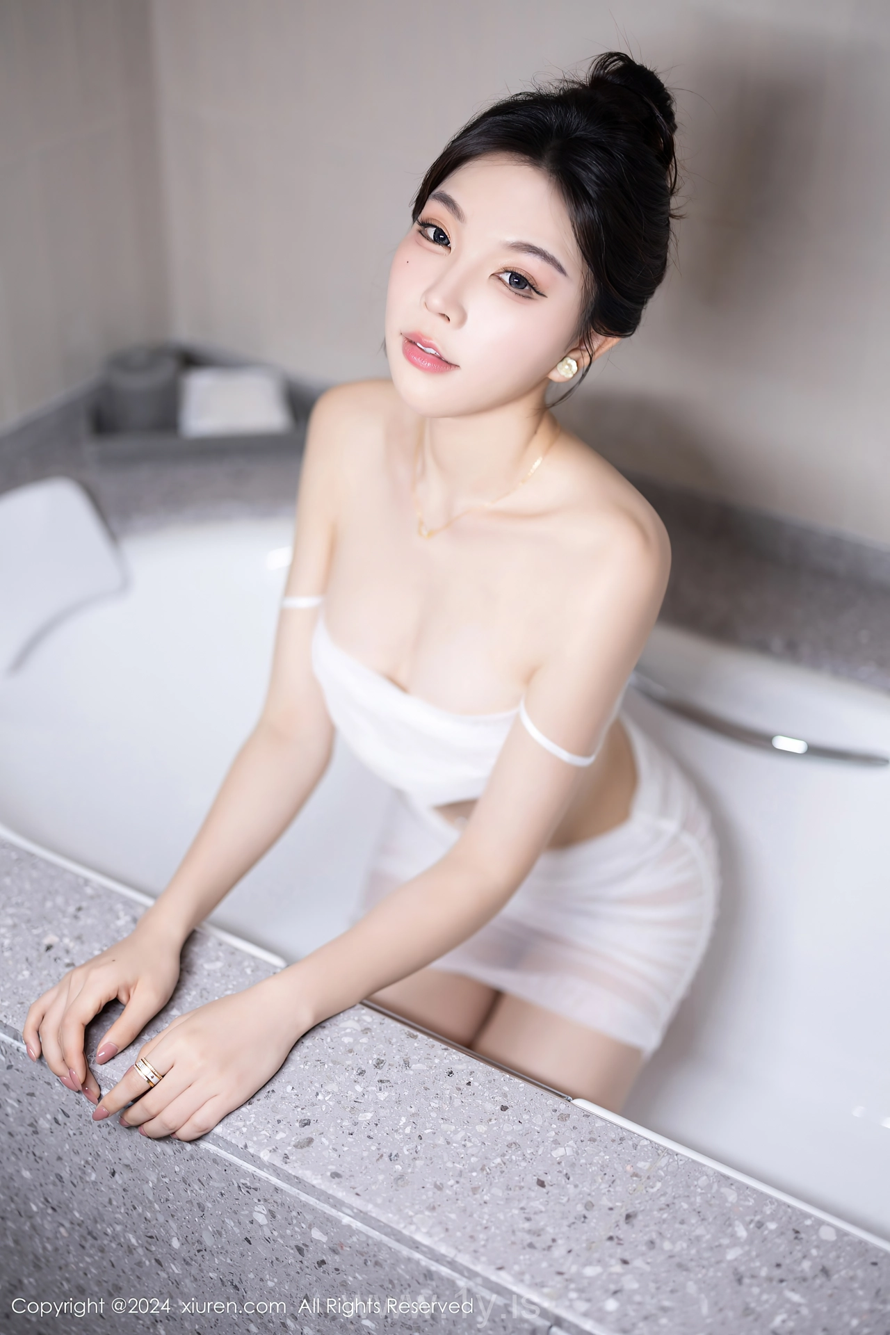 XIUREN(秀人网) No.8491 Fashionable & Good-looking Asian Goddess 徐莉芝Booty