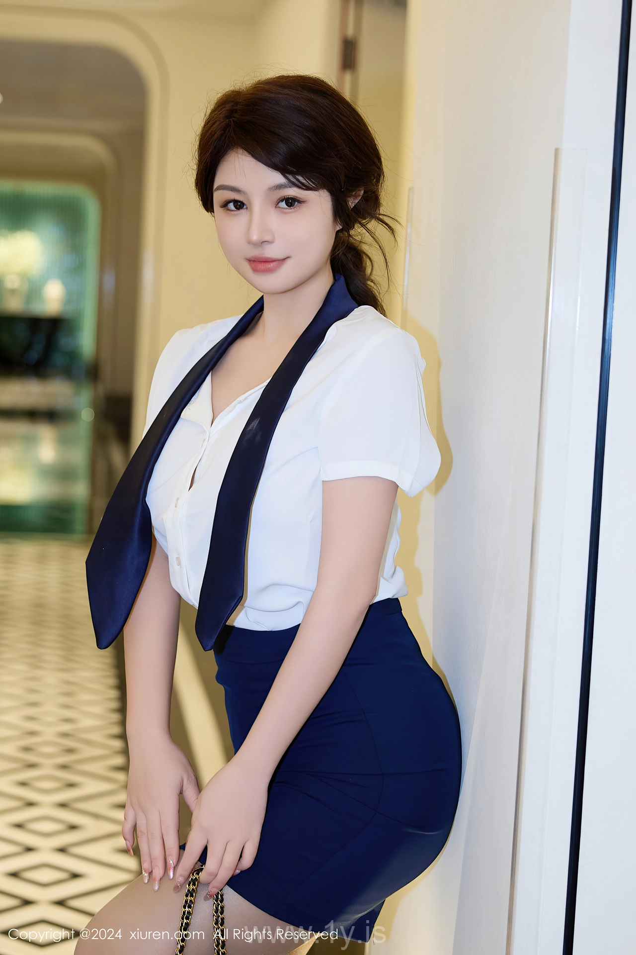 XIUREN(秀人网) No.8494 Alluring & Ravishing Chinese Temptress 江露露