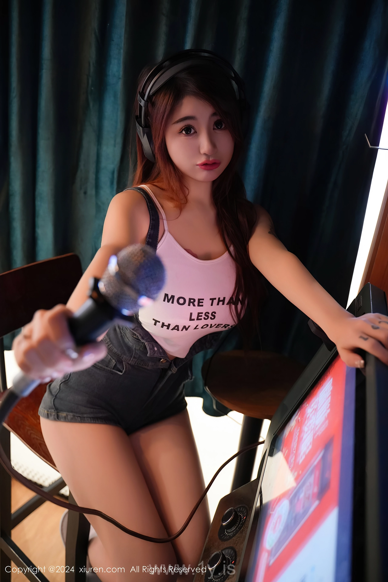 XIUREN(秀人网) No.8506 Luminous & Appealing Asian Sweetie 美七Mia