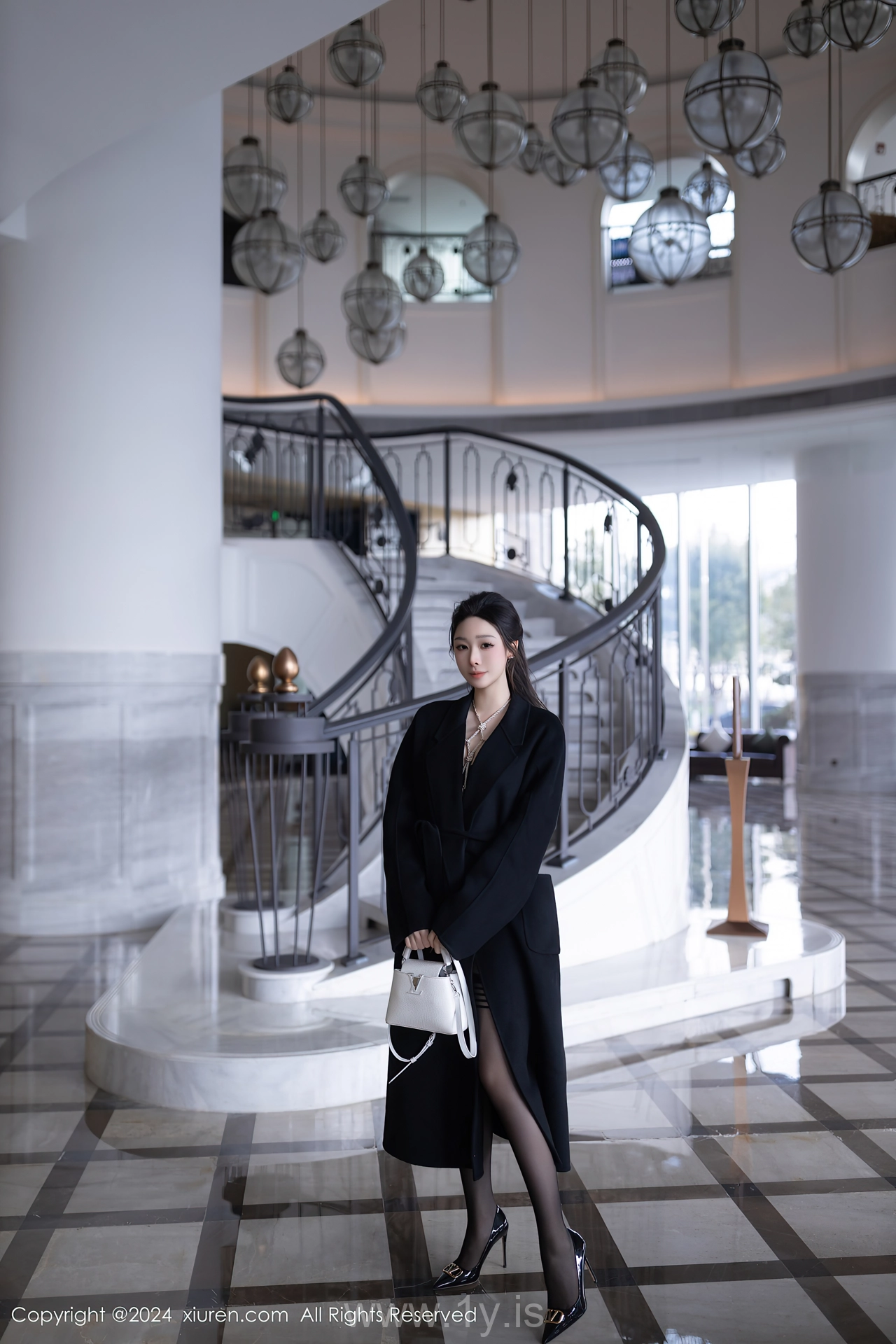 XIUREN(秀人网) No.8552 Sophisticated & Mesmerizing Asian Maiden 小逗逗