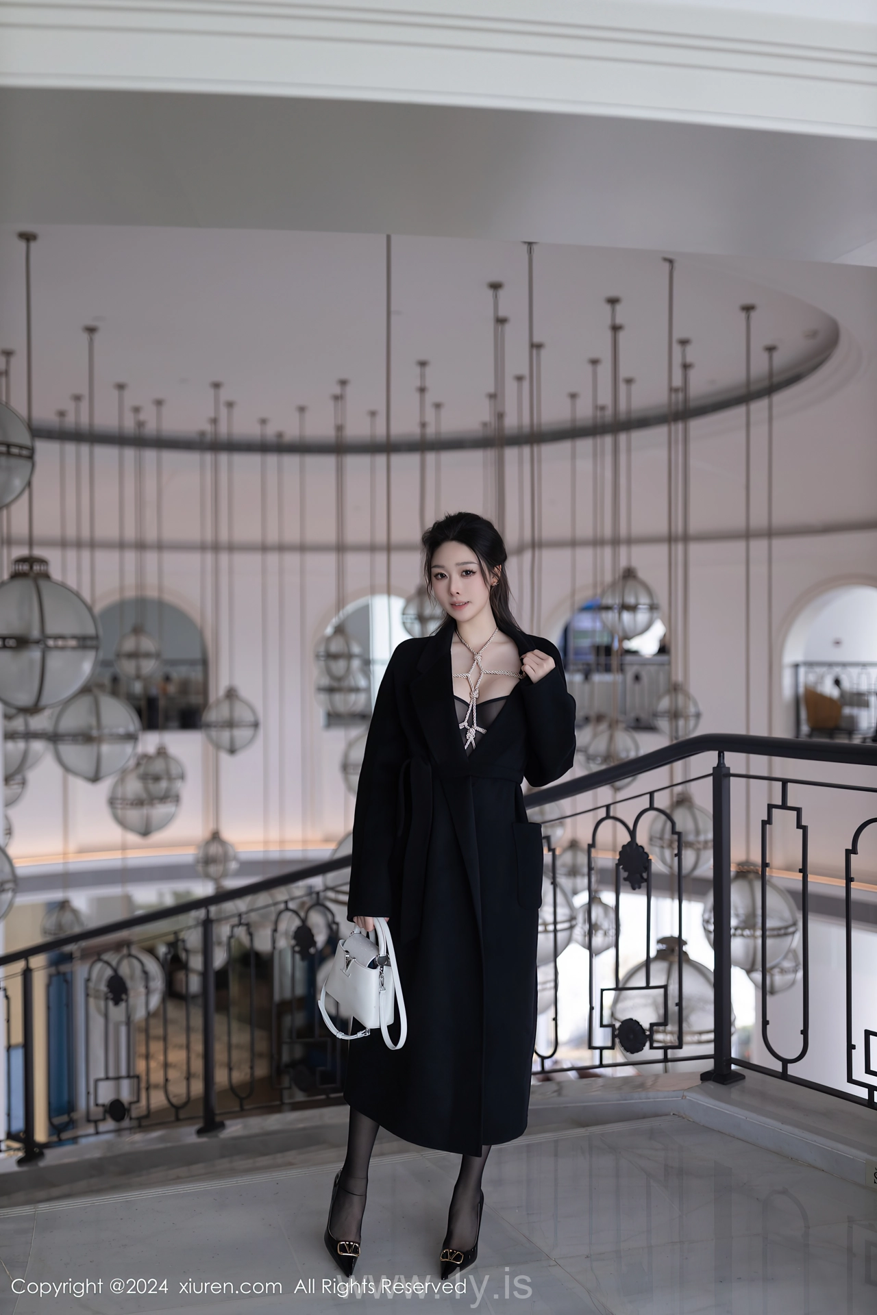 XIUREN(秀人网) No.8552 Sophisticated & Mesmerizing Asian Maiden 小逗逗